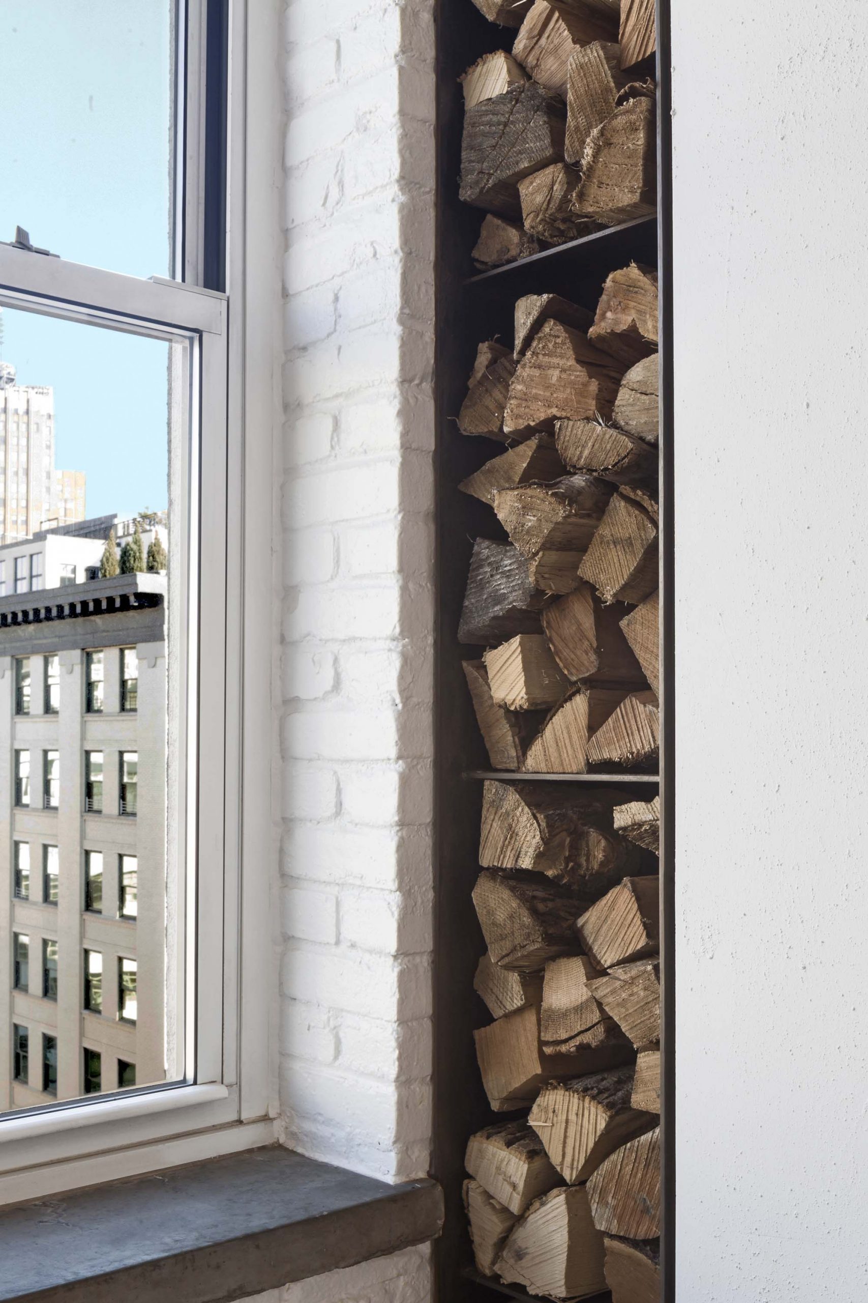 rangement bois dans salon avec cheminée loft Manhattan