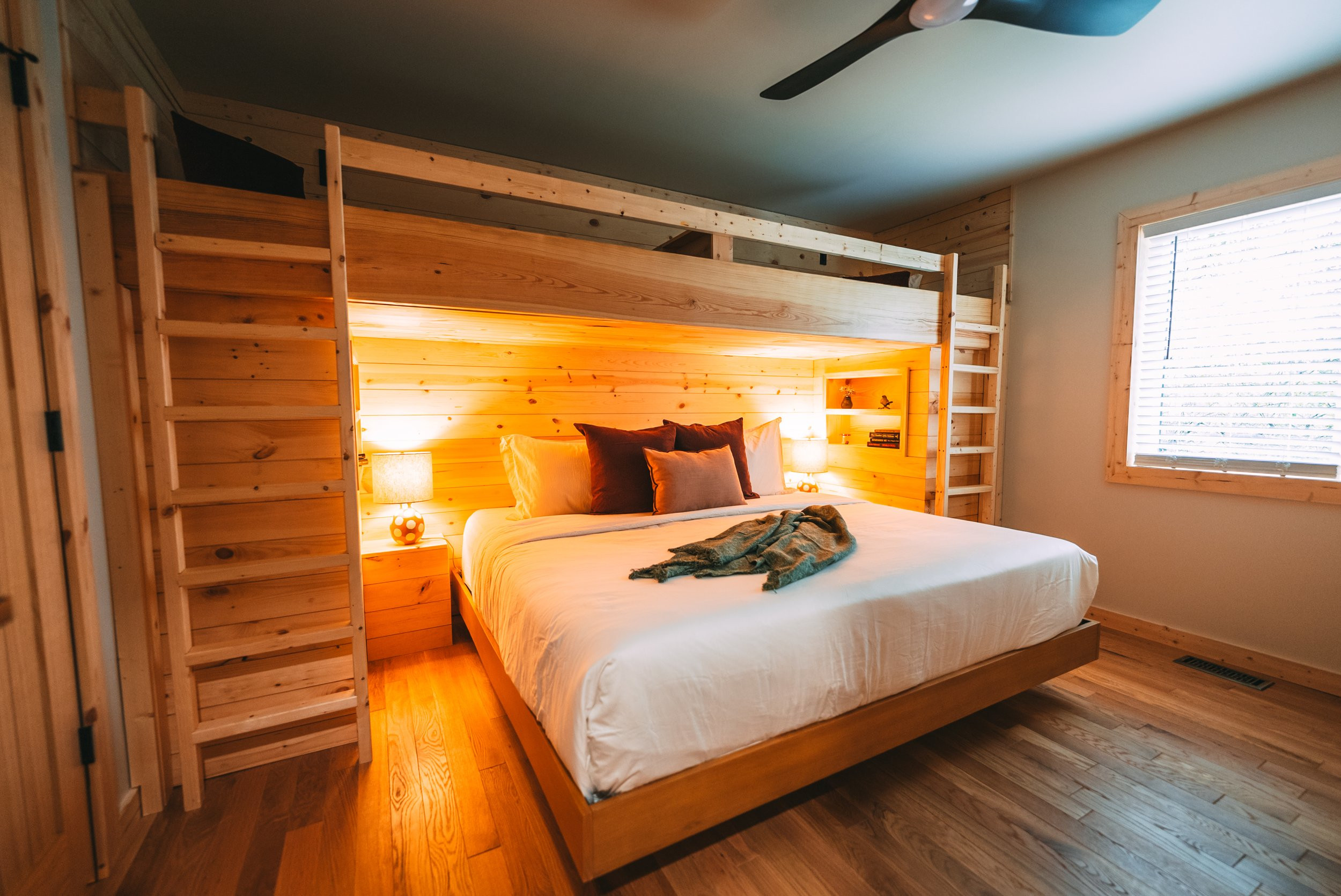 chambre grand lit avec mezzanine