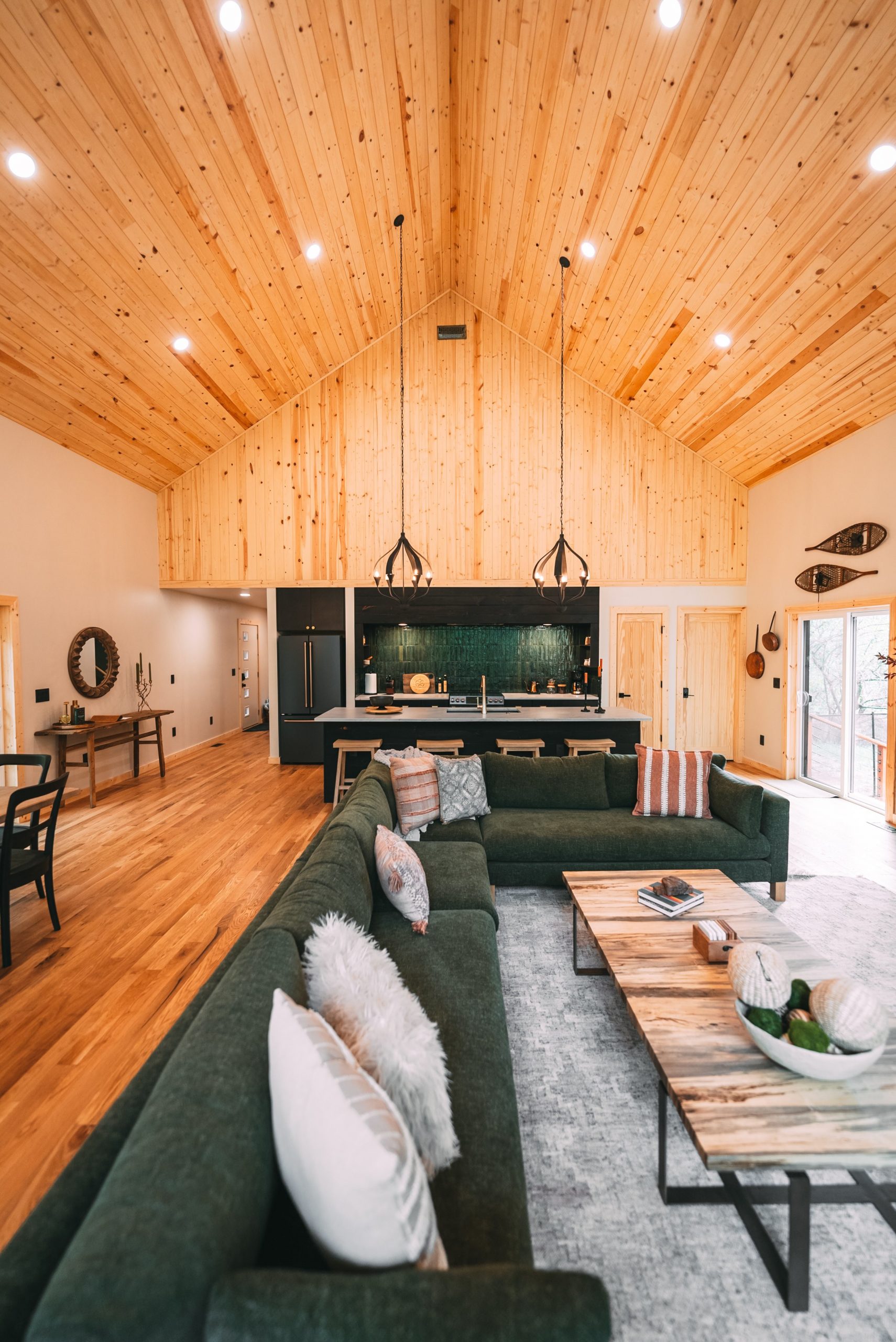 salon double hauteur maison en bois The Goat Hillside Amble