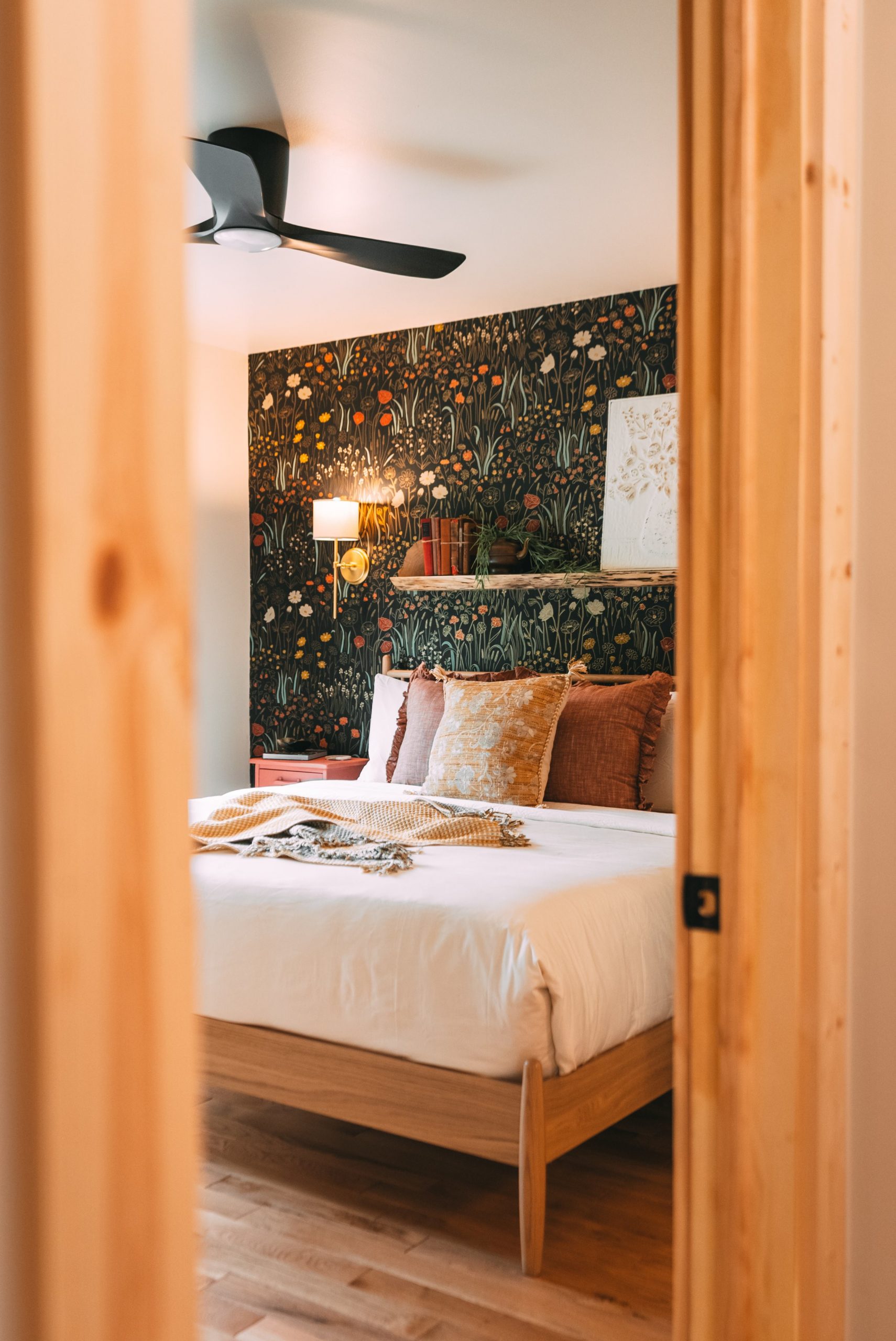 chambre avec papier-peint en tête de lit