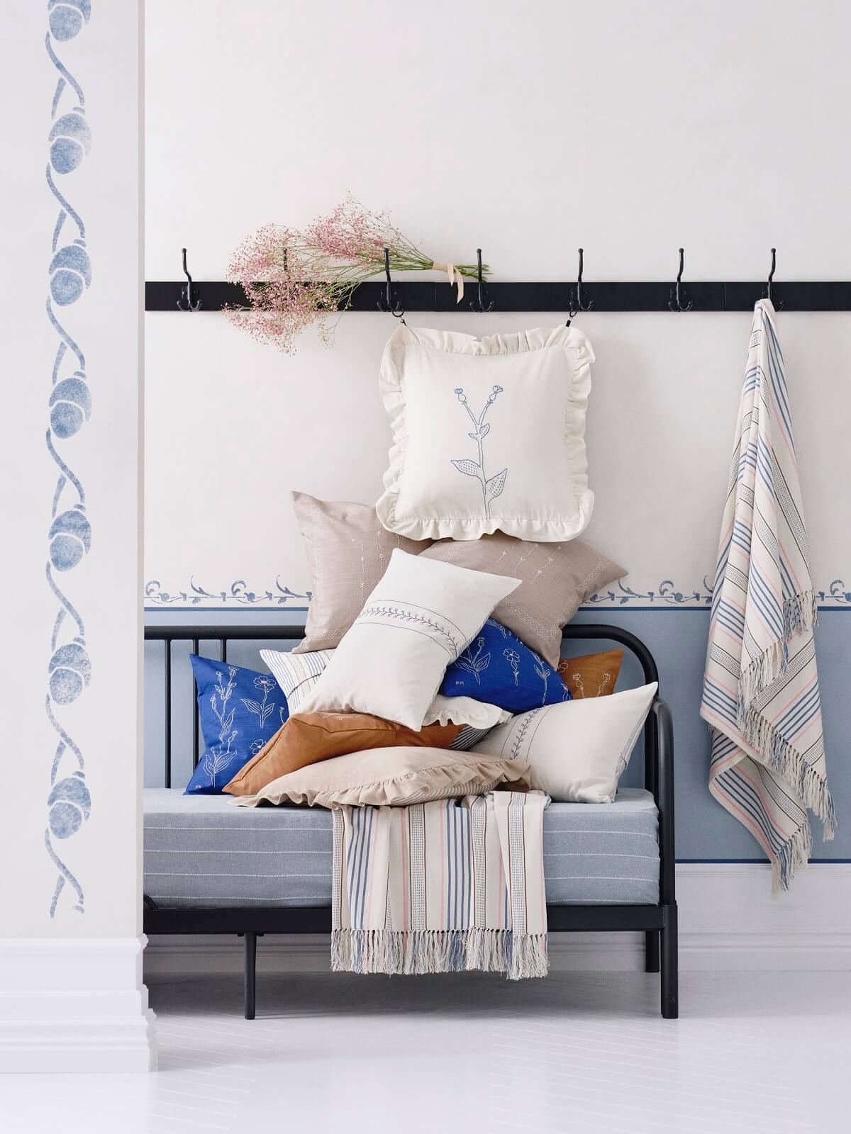 coussins brodés blanc et bleu IKEA 2024 Nouvelle collection coussins brodés blanc et bleu IKEA 2024 Nouvelle collection