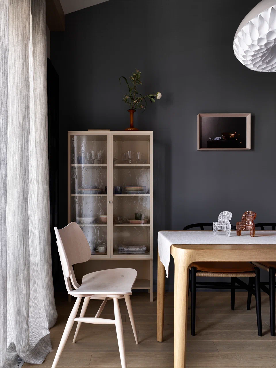 salle à manger mur gris