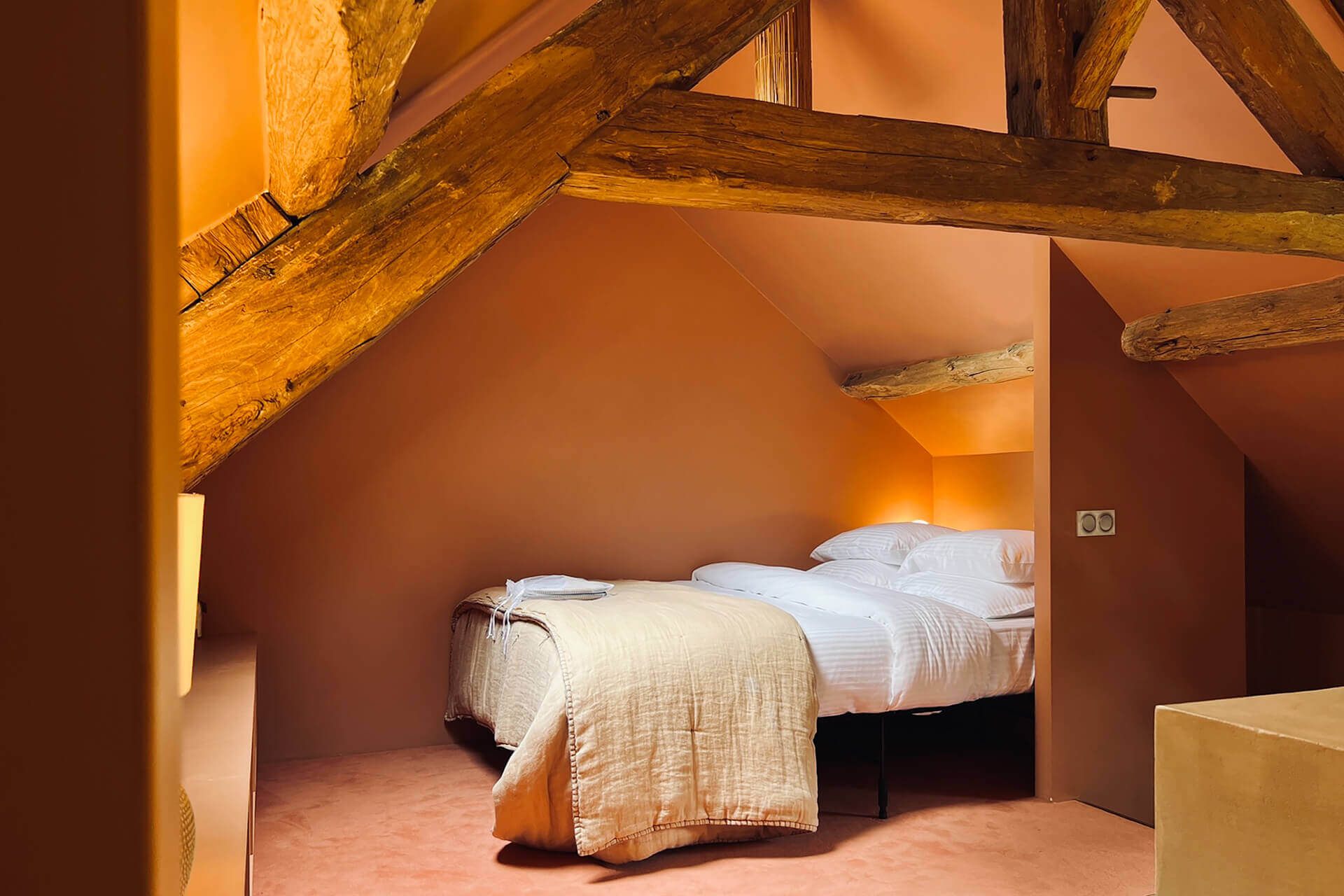 chambre avec poutres décoration terracotta maison ancienne rénovée Casa Keçe chambre avec poutres décoration terracotta maison ancienne rénovée Casa Keçe