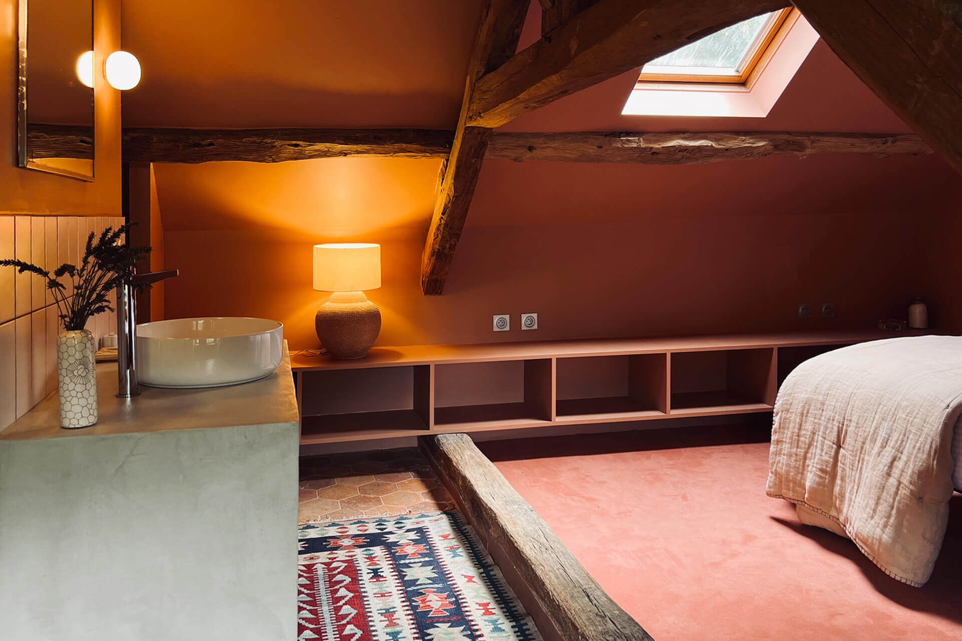 chambre mansardée avec poutres maison ancienne rénovée Casa Keçe chambre mansardée avec poutres maison ancienne rénovée Casa Keçe