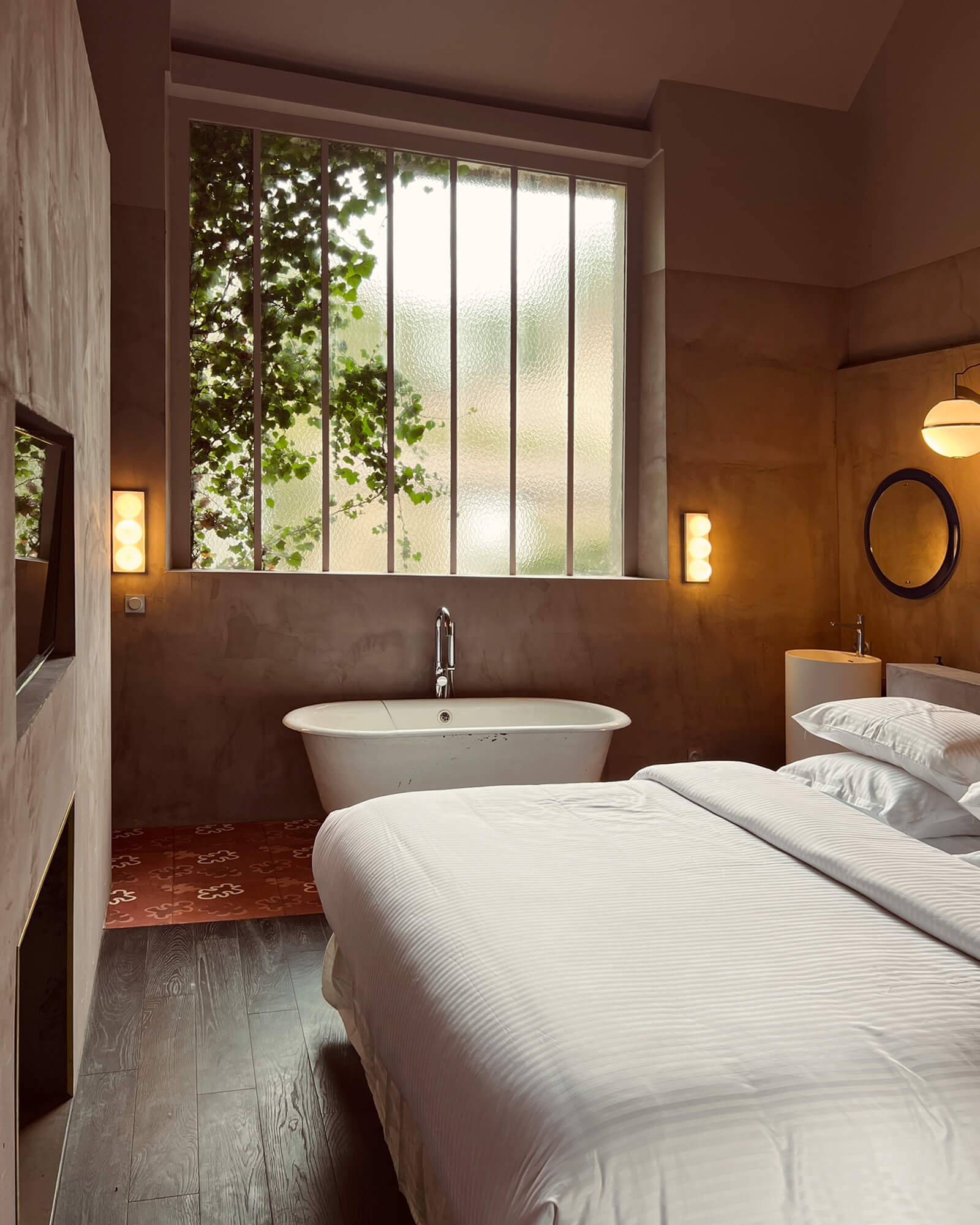 chambre avec salle de bain et verrière maison ancienne rénovée Casa Keçe chambre avec salle de bain et verrière maison ancienne rénovée Casa Keçe