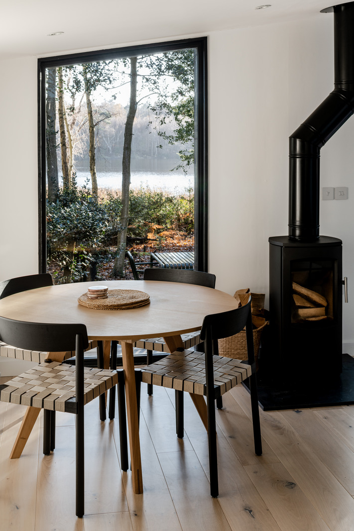 salle à manger avec poêle maison en bois noir 81m2