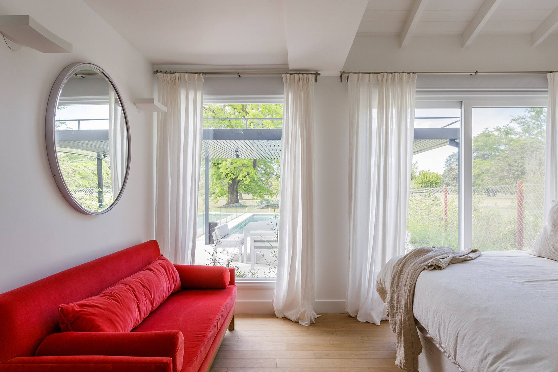 chambre blanche avec canapé rouge chambre blanche avec canapé rouge