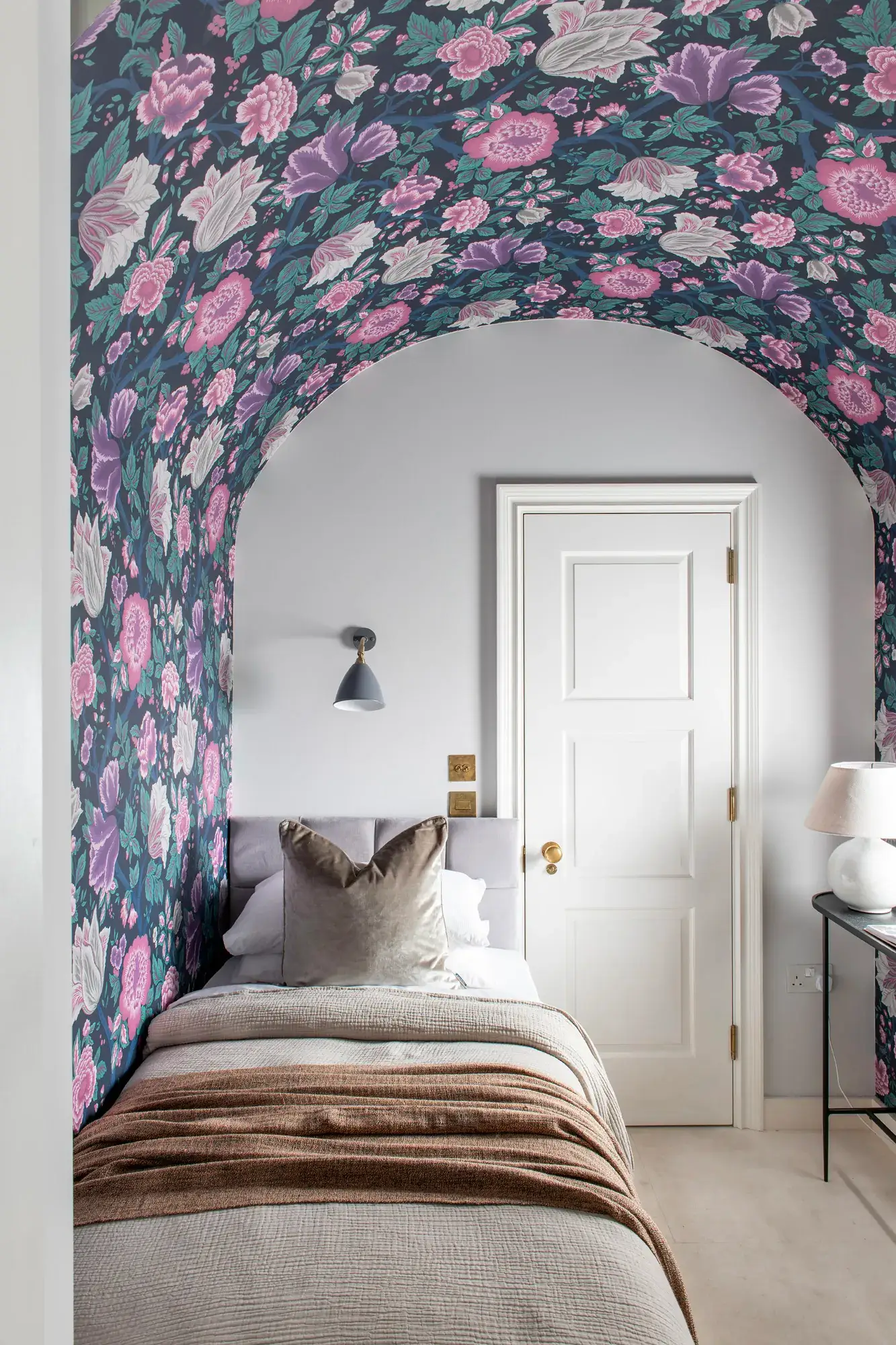 chambre avec papier-peint fleuri