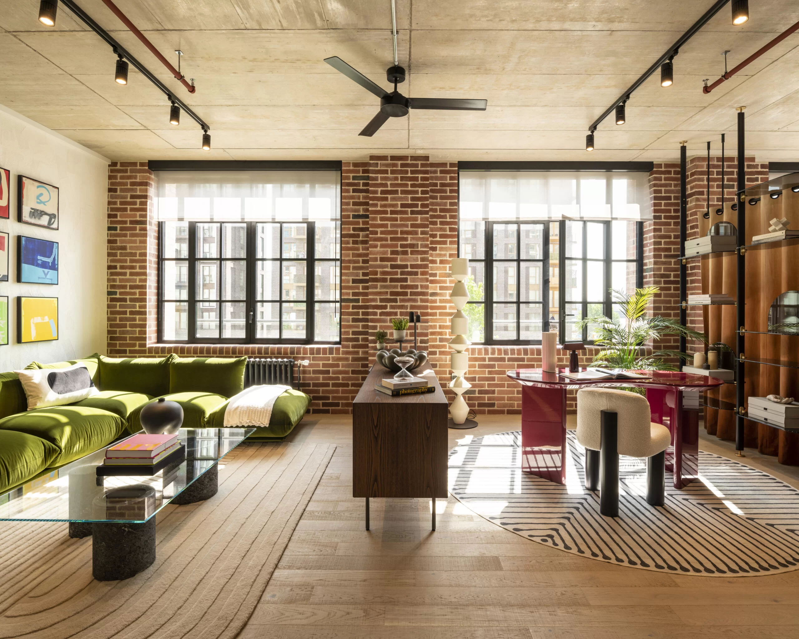 salon avec canapé vert loft Londres salon avec canapé vert loft Londres