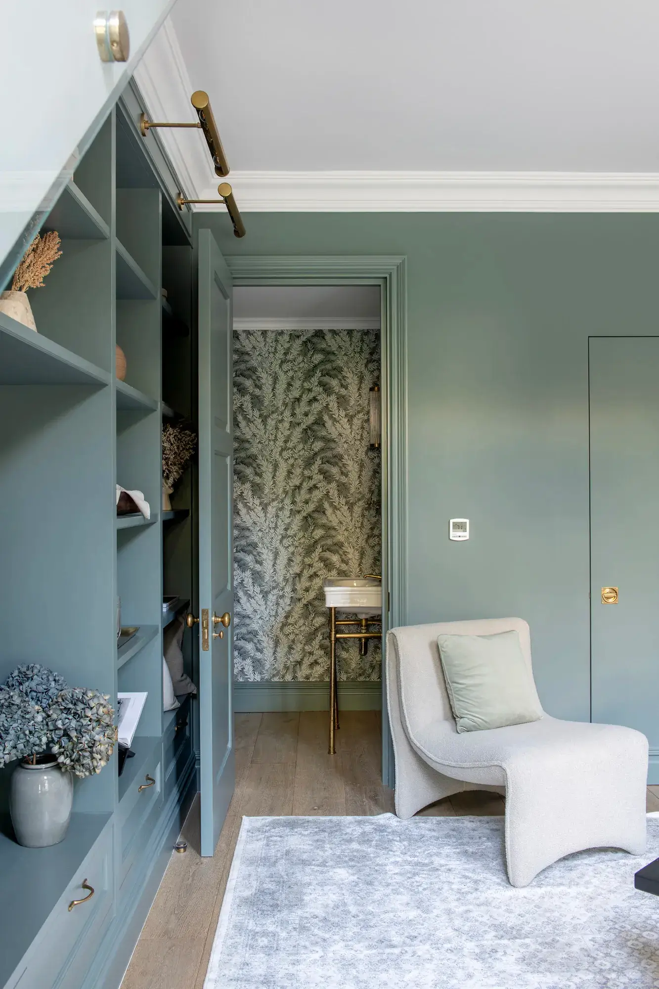 salon bleu avec bibliothèque