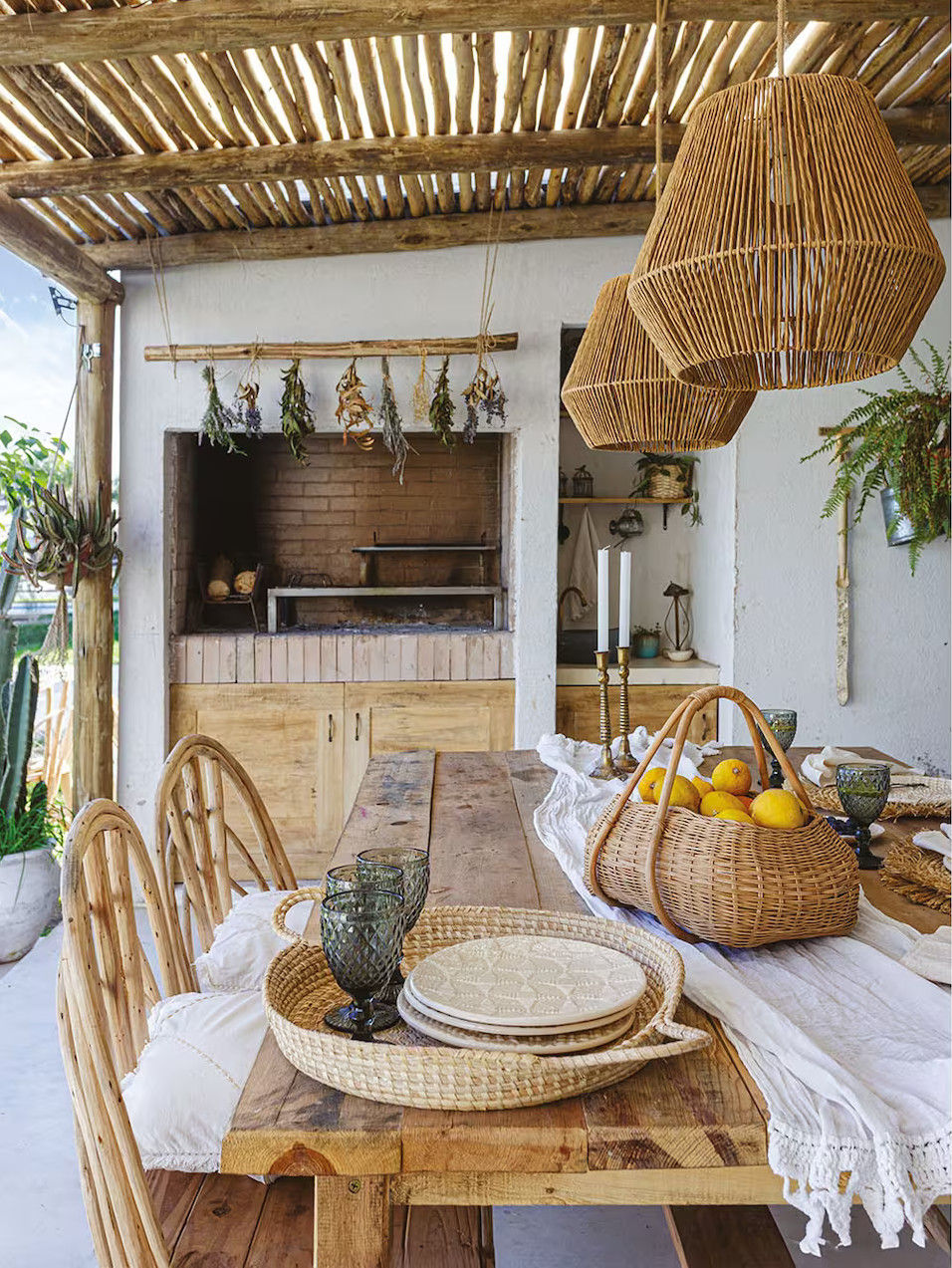 pergola bois et cuisine d'été décoration naturelle et méditerranéenne