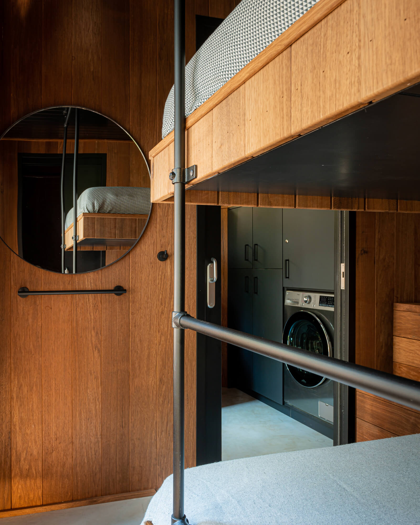 chambre maison contemporaine intérieur bois avec piscine naturelle