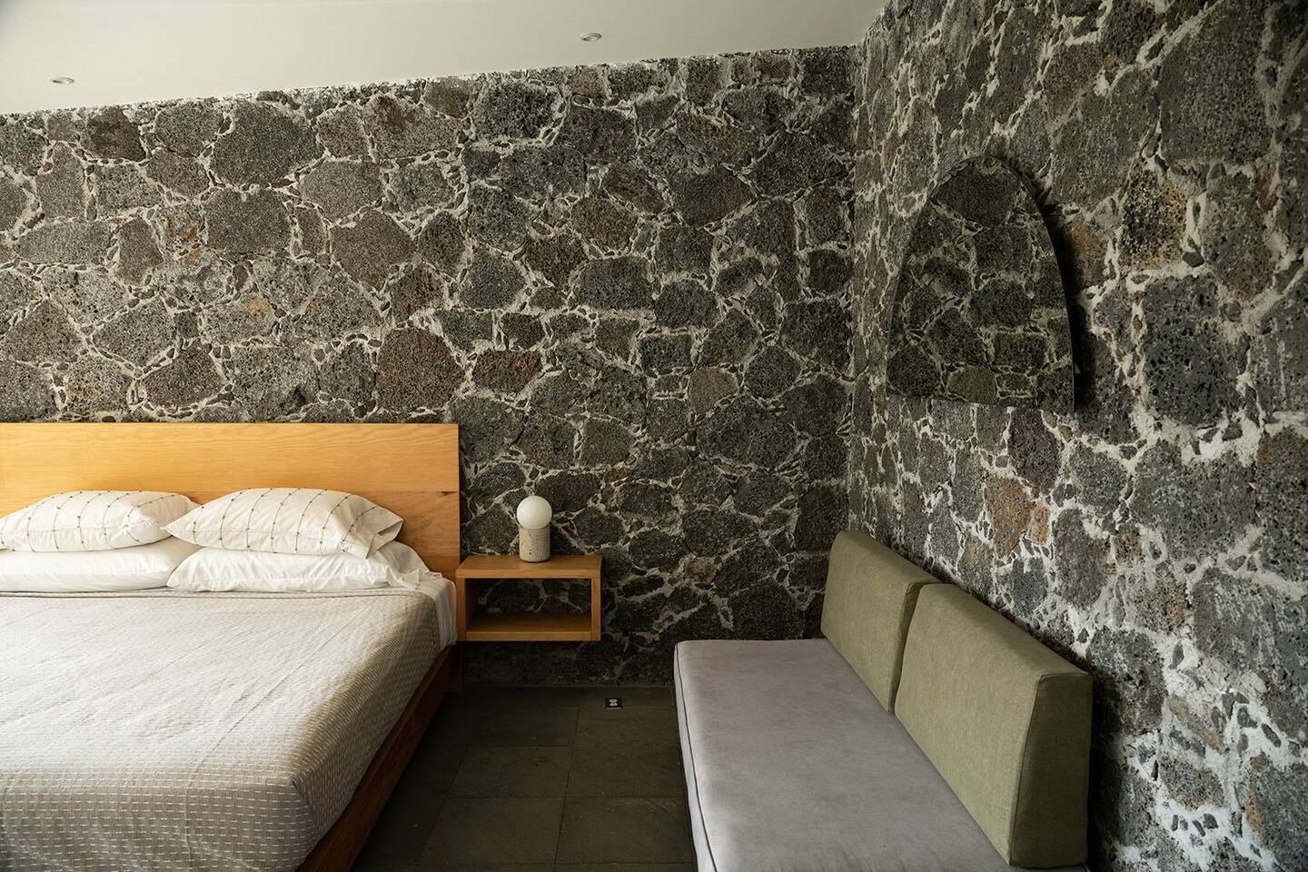 chambre murs pierres grises