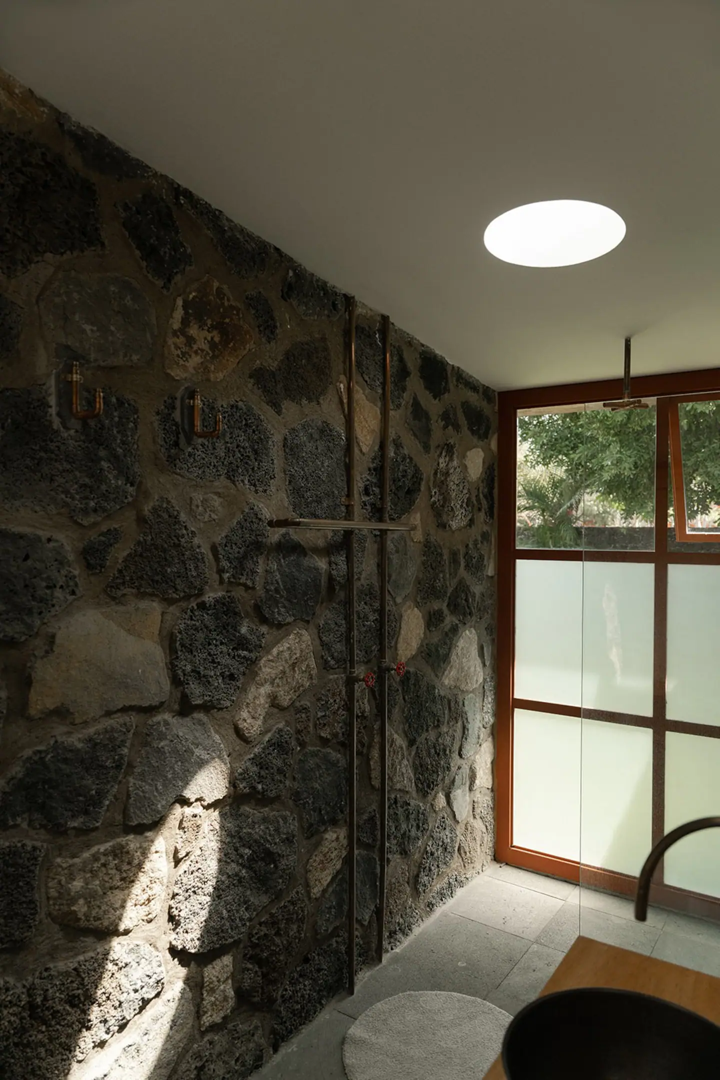 salle de bain murs en pierres grises