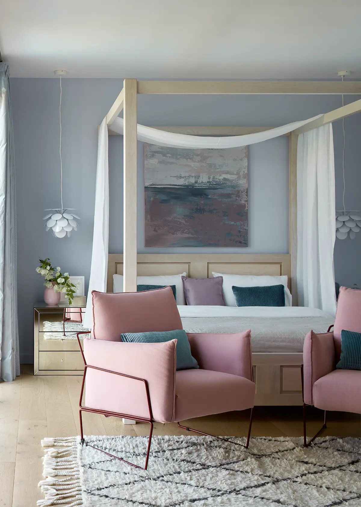 chambre avec lit à baldaquin décoration design et colorée