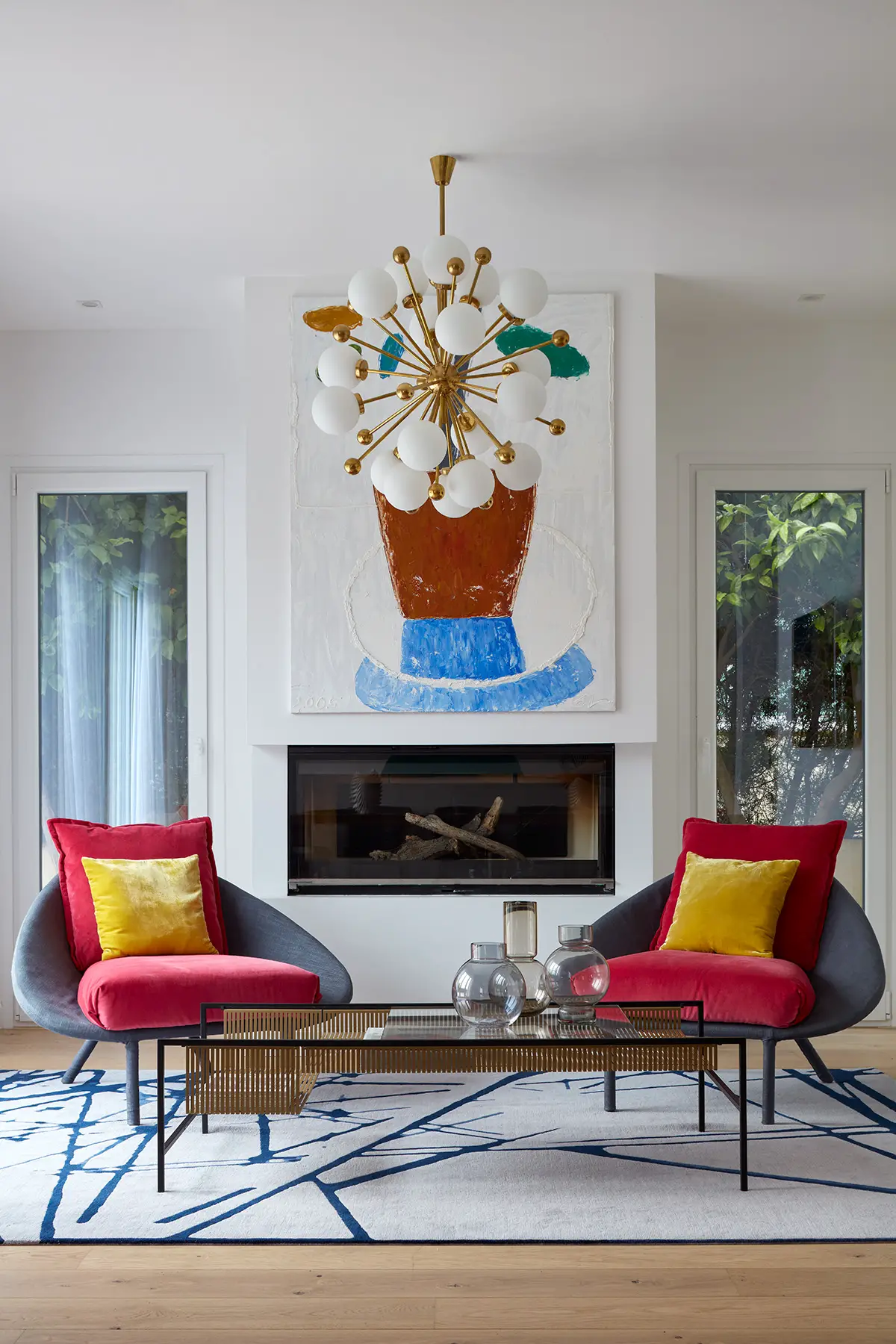 salon avec cheminée décoration design et colorée