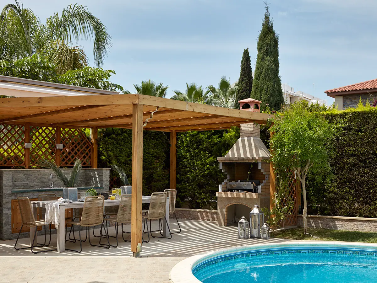jardin avec pergola bois et piscine