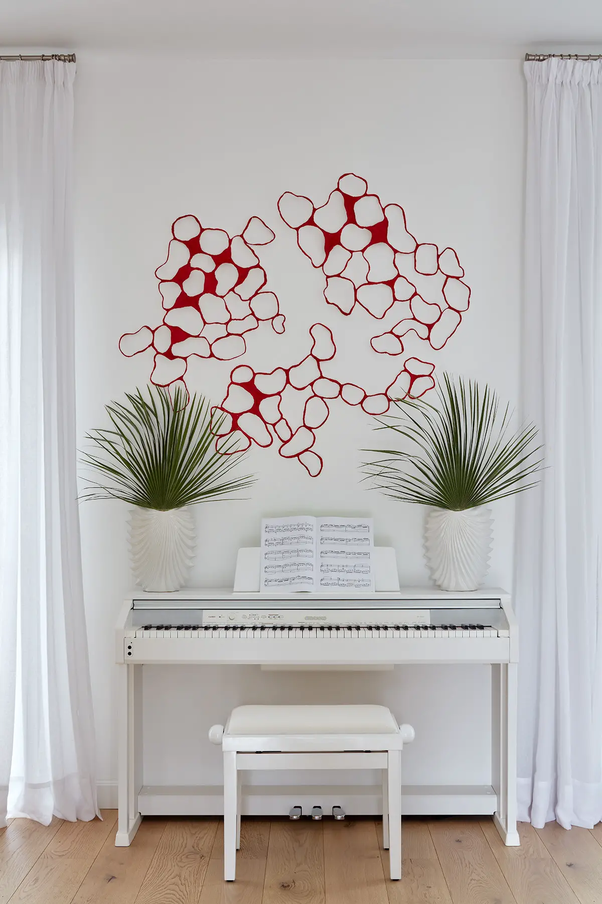 salon avec piano blanc