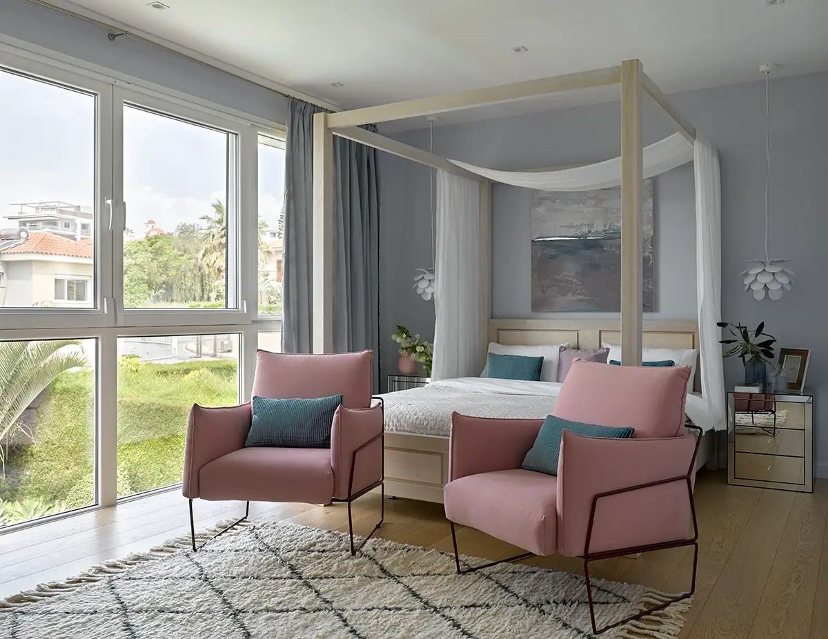 chambre avec lit à baldaquin décoration design et colorée