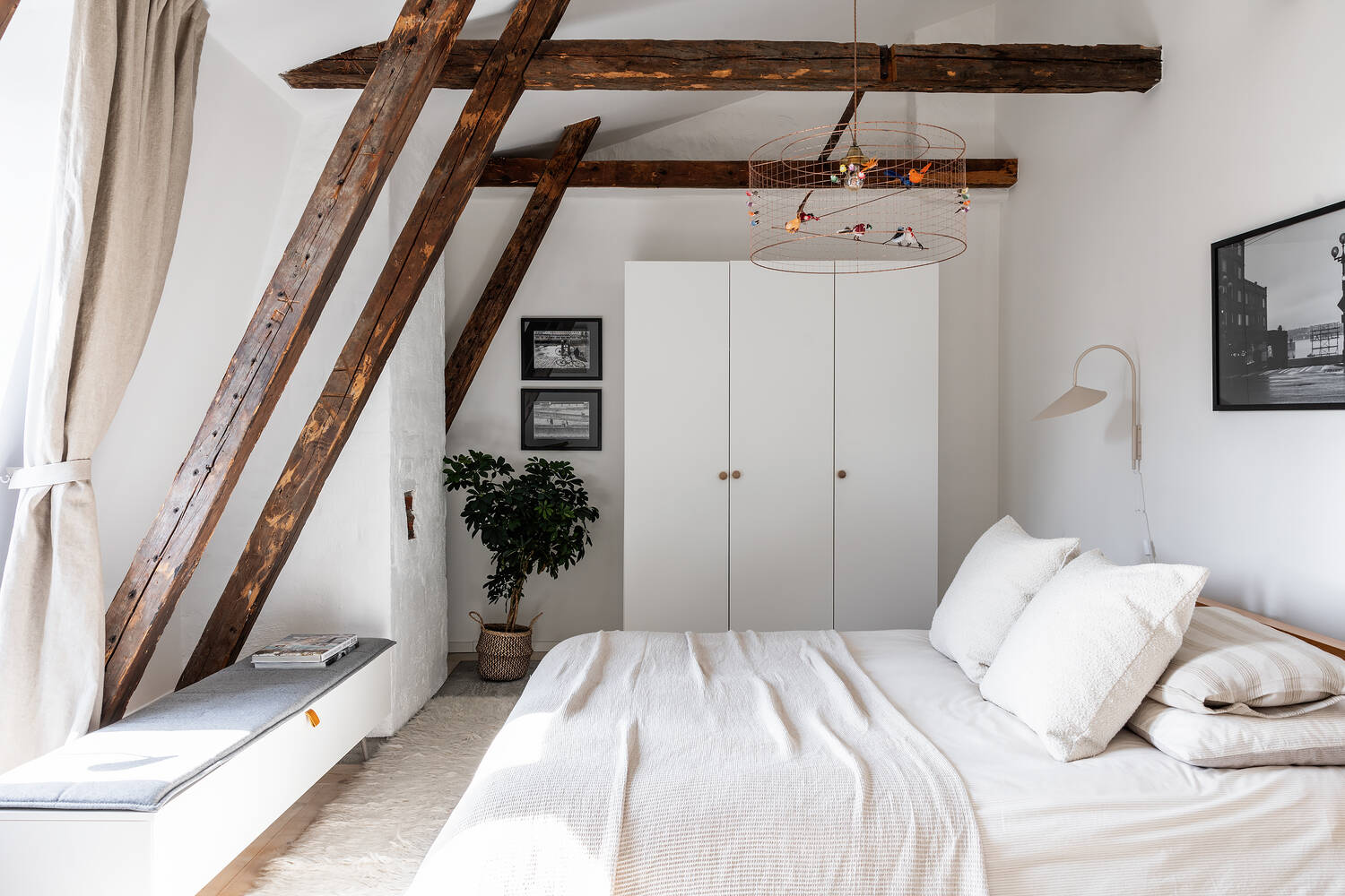 chambre blanche minimaliste appartement avec poutres chambre blanche minimaliste appartement avec poutres