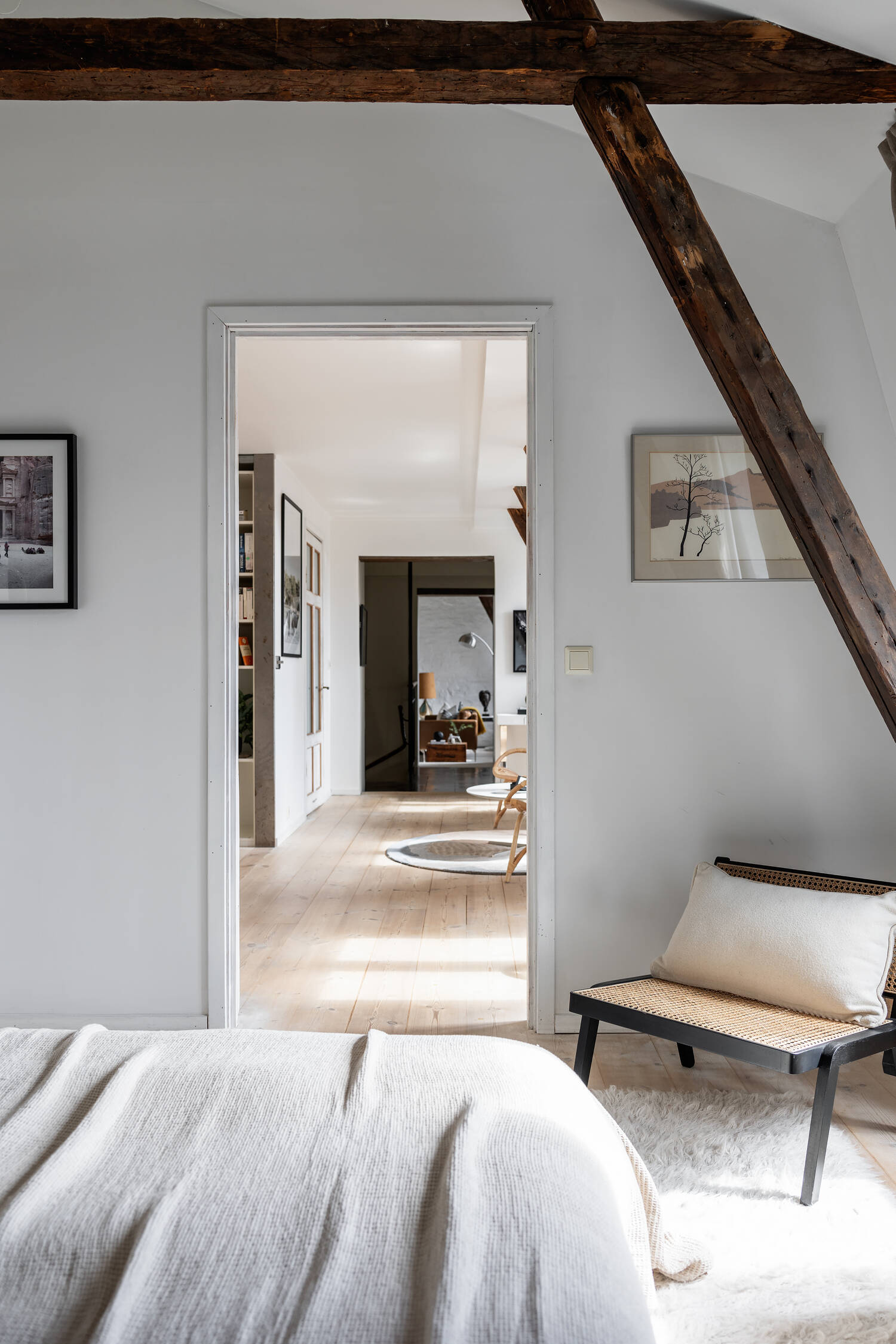 chambre blanche minimaliste appartement avec poutres chambre blanche minimaliste appartement avec poutres