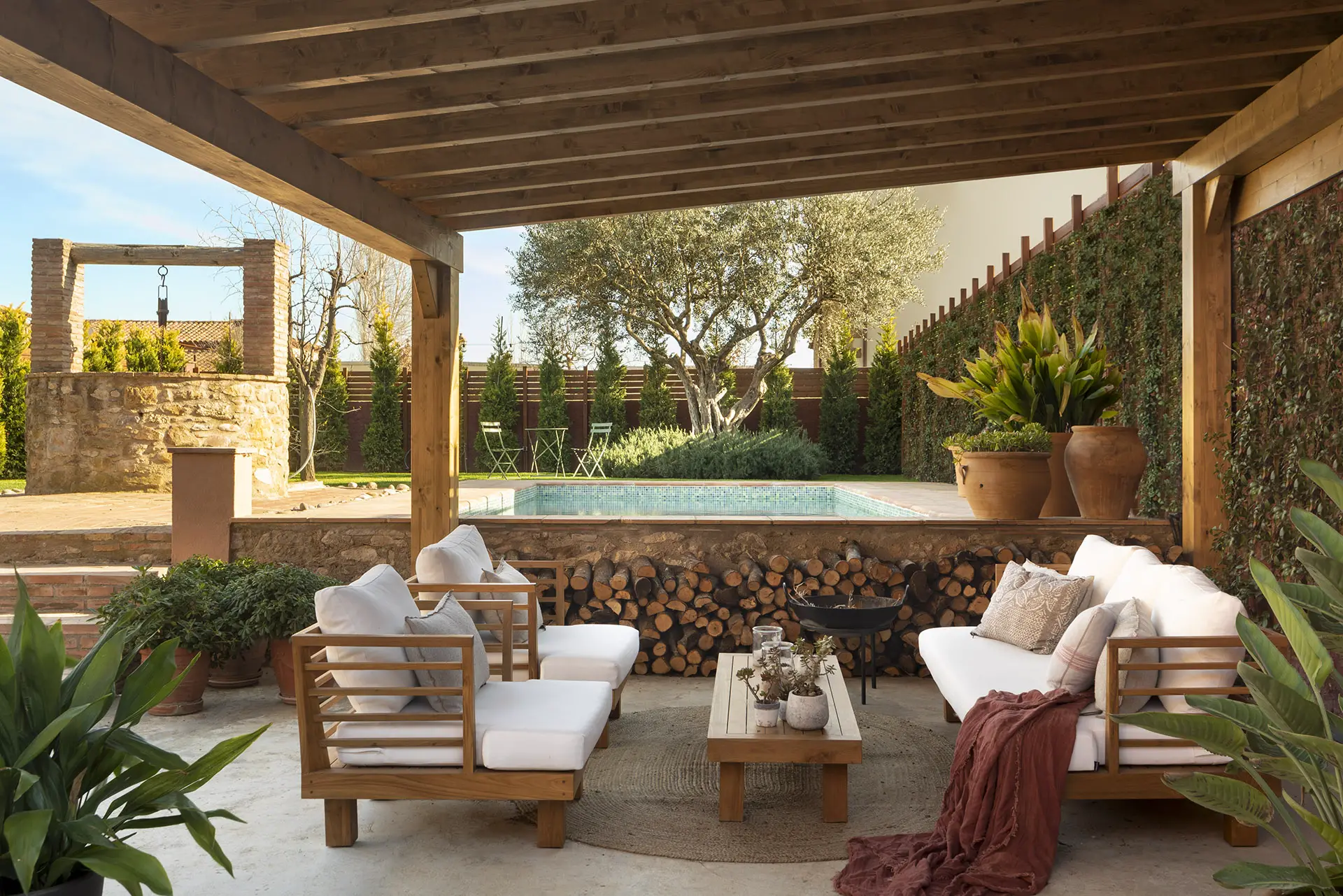 terrasse avec pergola bois et piscine maison en pierre ancienne terrasse avec pergola bois et piscine maison en pierre ancienne