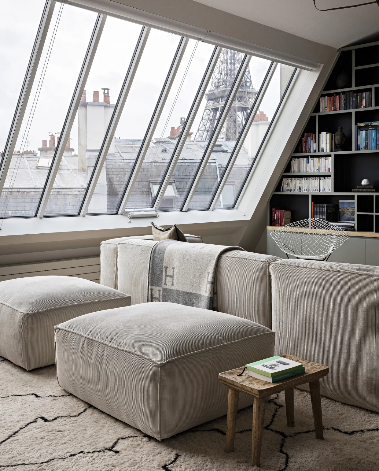 salon décoration design avec verrière appartement Paris vue sur la Tour Eiffel salon décoration design avec verrière appartement Paris vue sur la Tour Eiffel