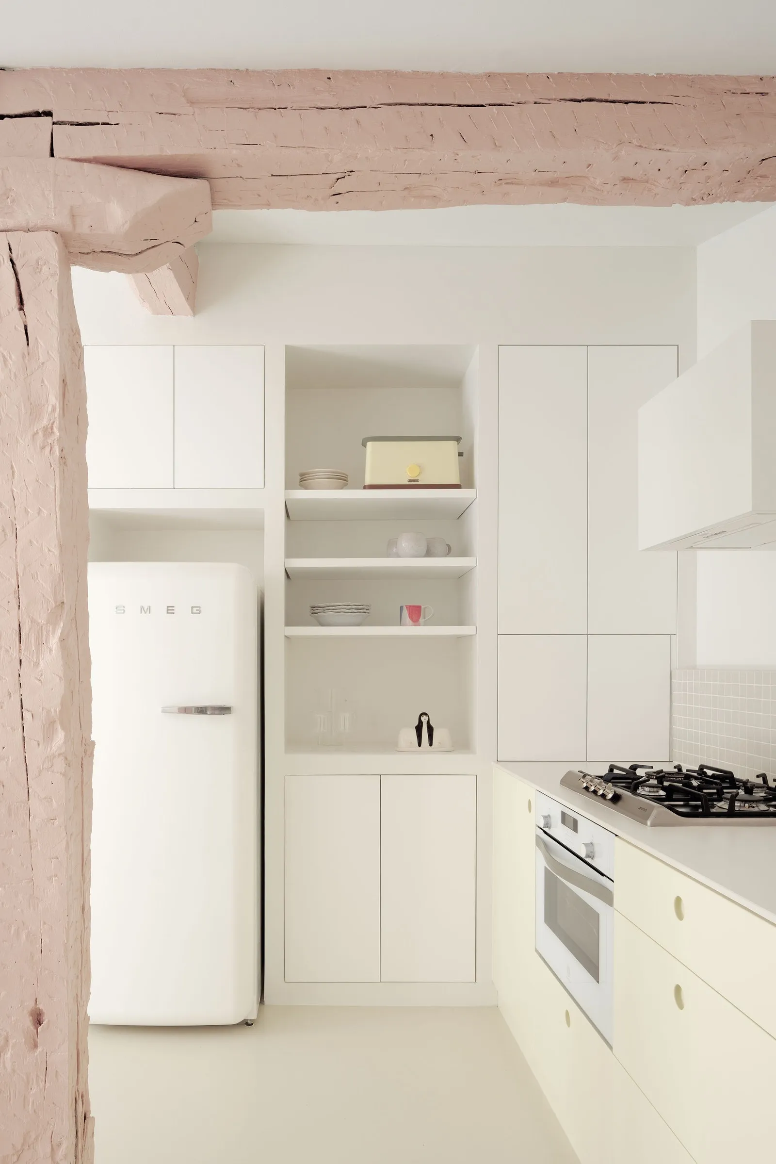 cuisine blanche décoration design avec poutre