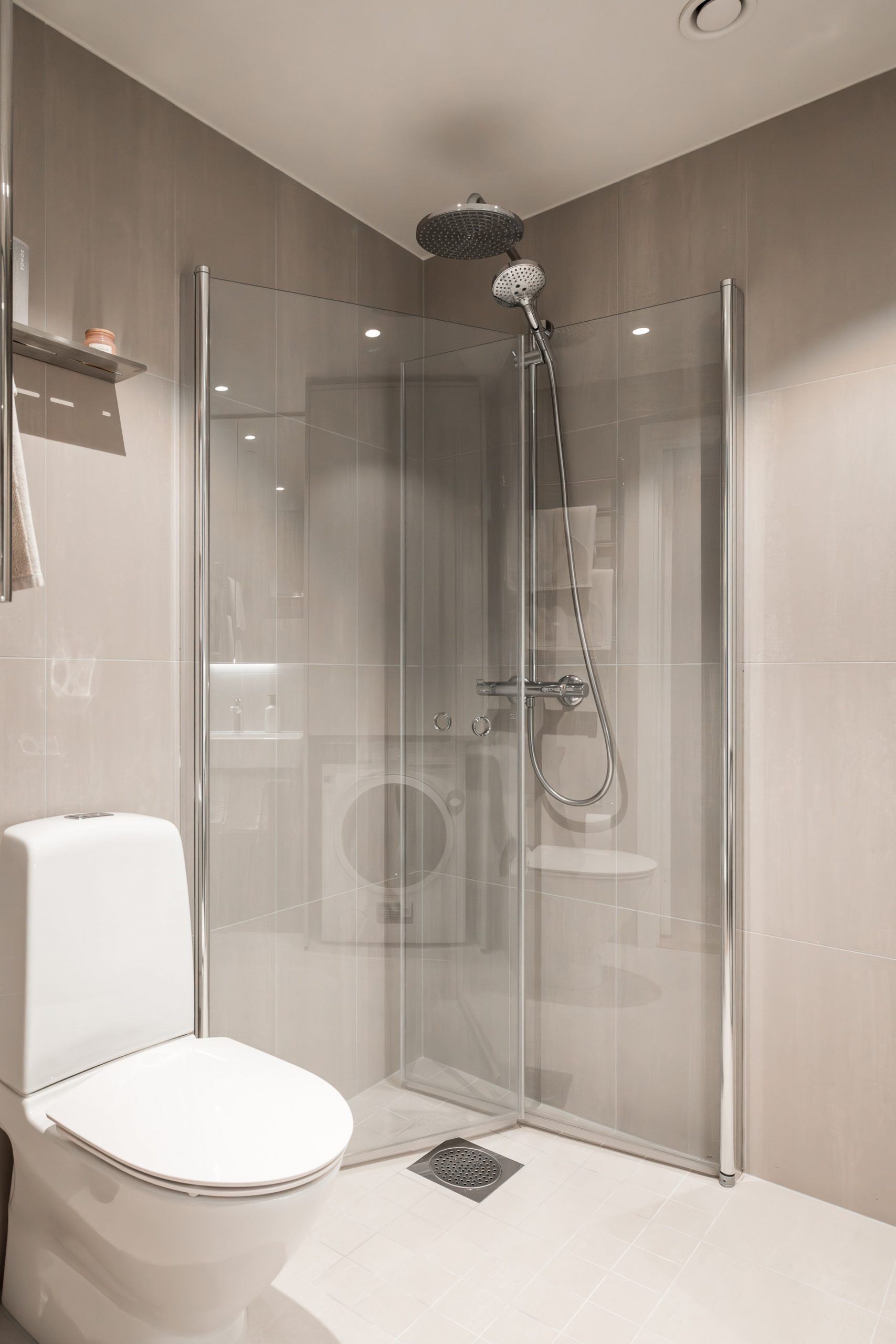 salle d salle d'eau grise avec douche à l'italienne
