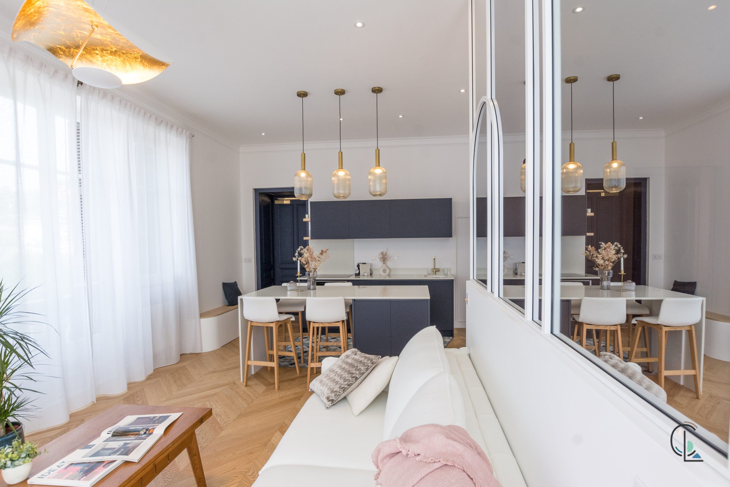 salon avec verrière blanche studio 42m2 transformé en deux-pièces salon avec verrière blanche studio 42m2 transformé en deux-pièces