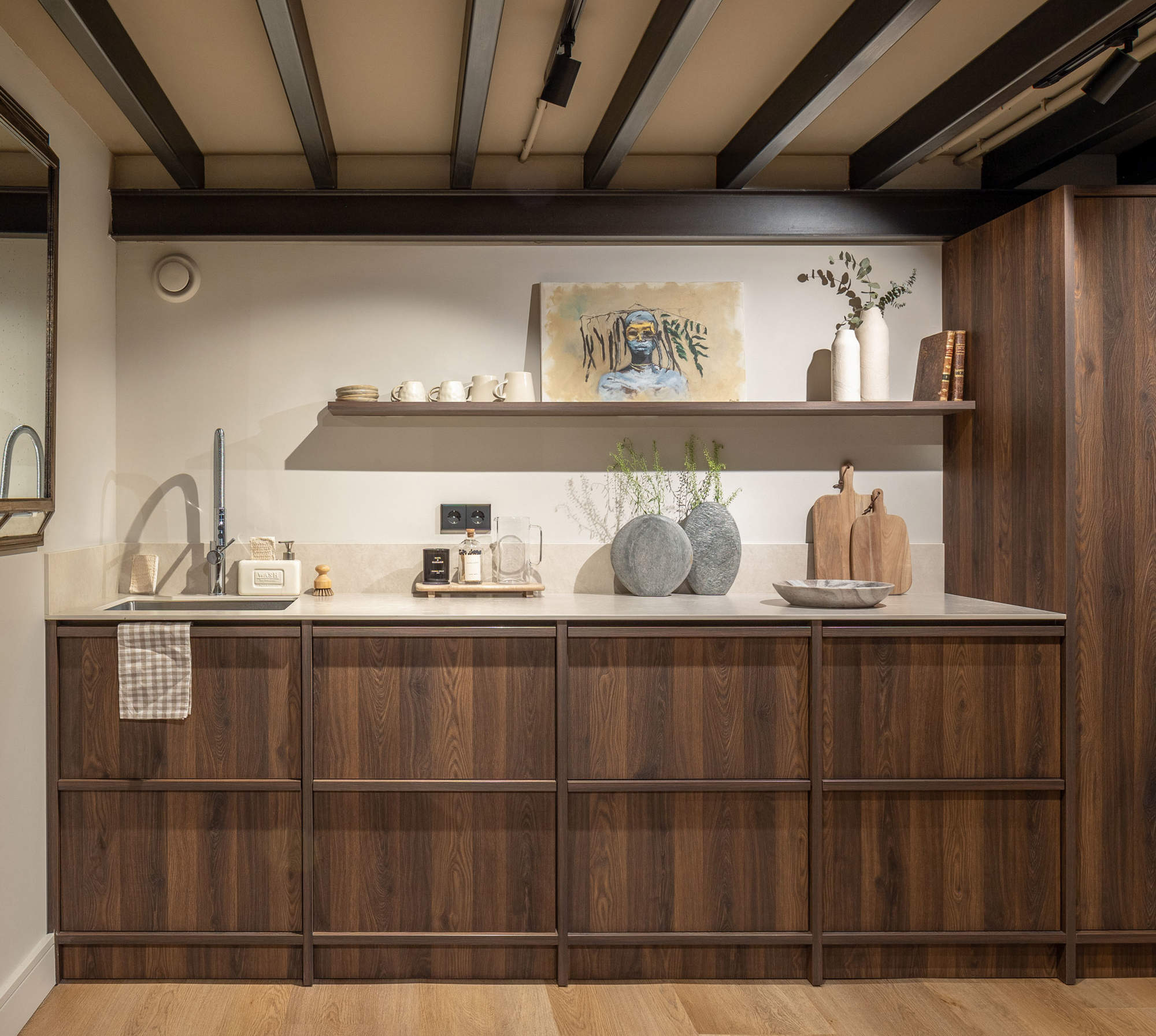 cuisine design noye avec poutres noires
