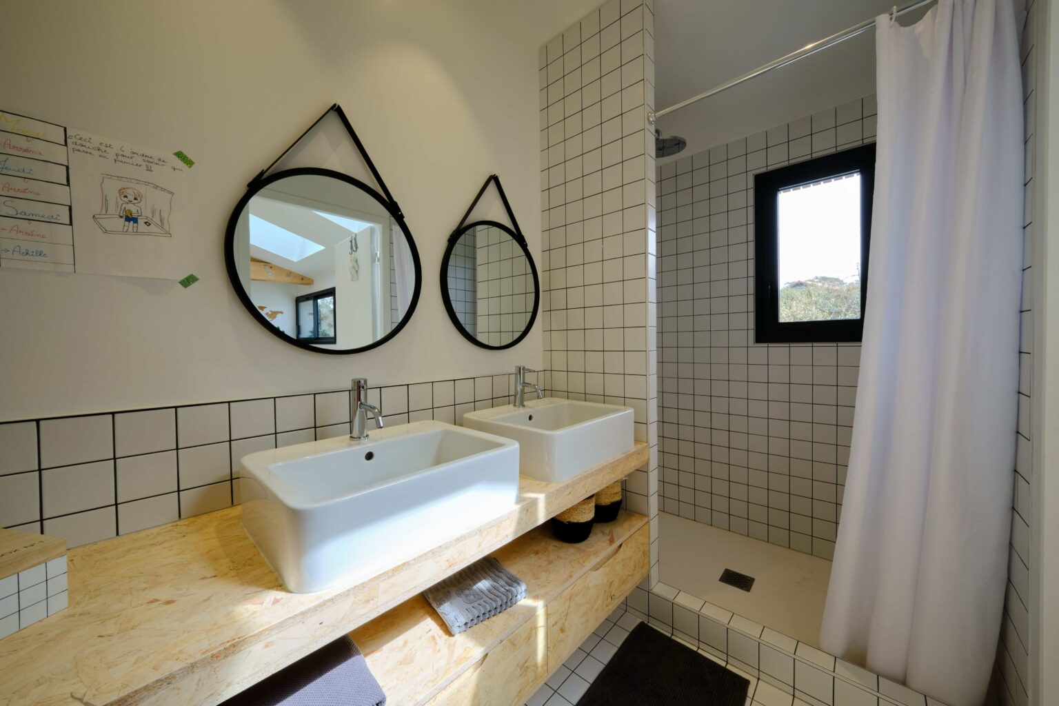 salle de bain avec deux vasques