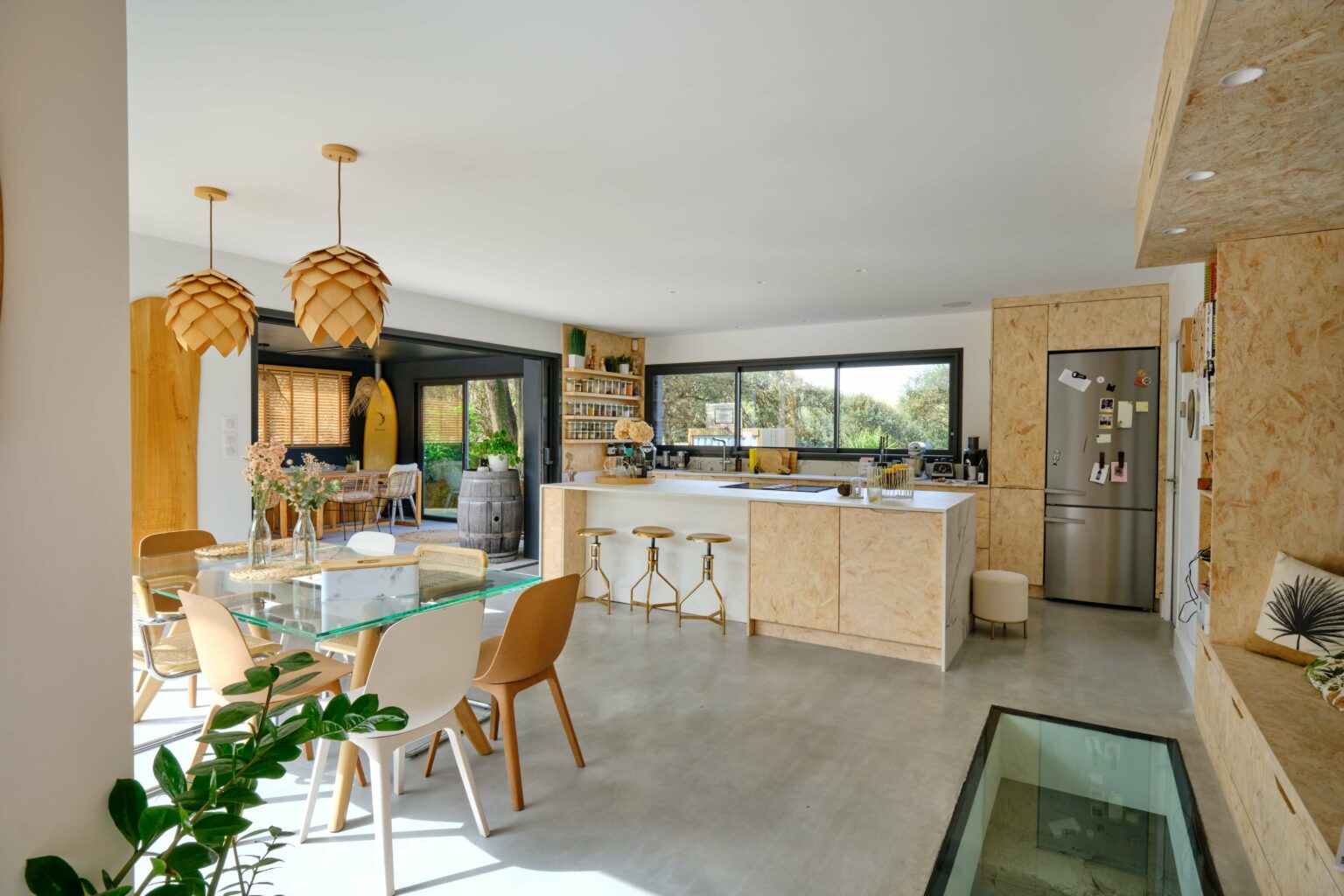 cuisine ouverte décoration contemporaine maison en bois villa Arranca