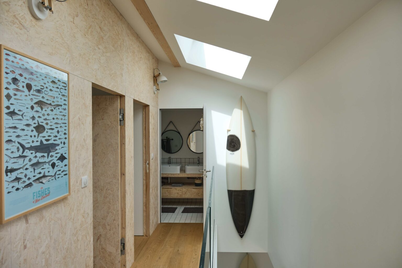 couloir avec planche de surf