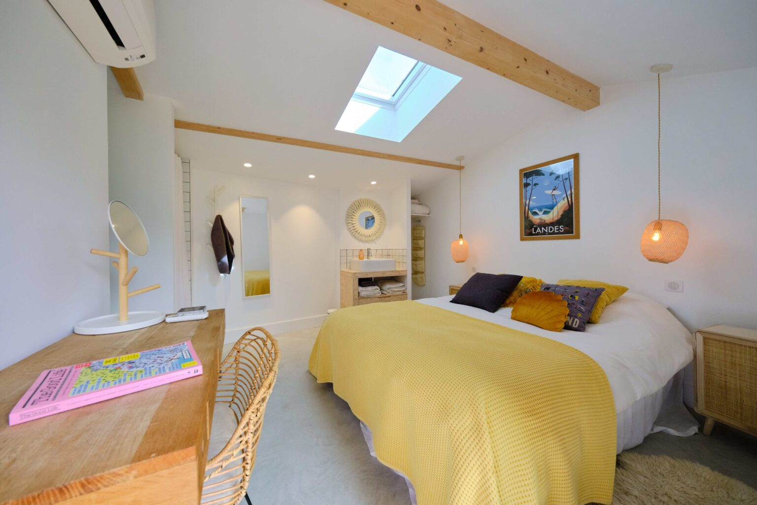 chambre mansardée avec velux et poutres