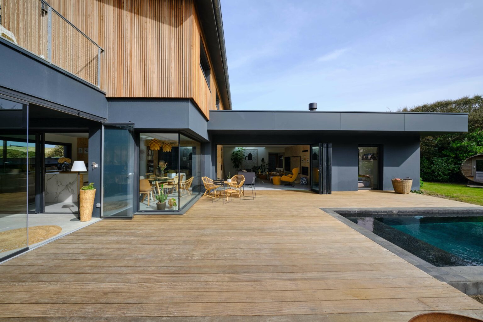 terrasse bois avec piscine maison en bois villa Arranca