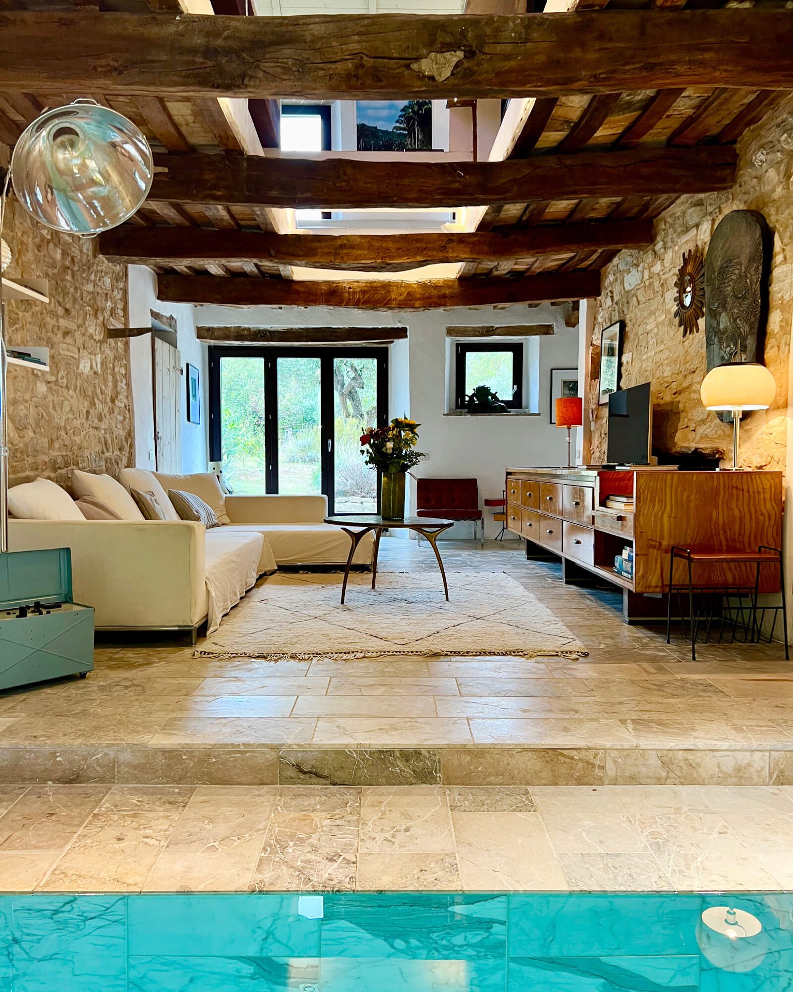 salon avec piscine maison en pierres Villa Mundi salon avec piscine maison en pierres Villa Mundi