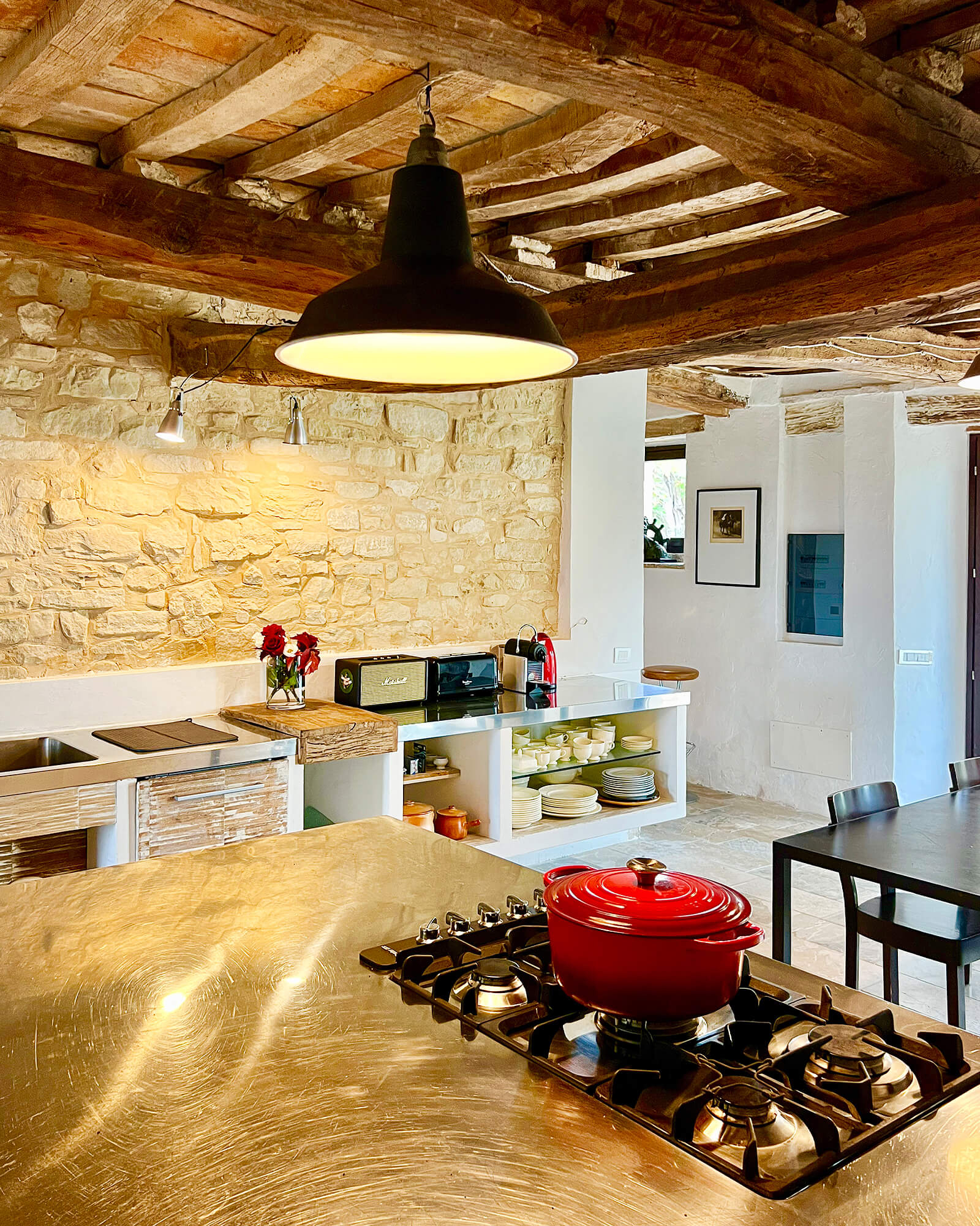 cuisine avec poutres maison en pierres Villa Mundi cuisine avec poutres maison en pierres Villa Mundi