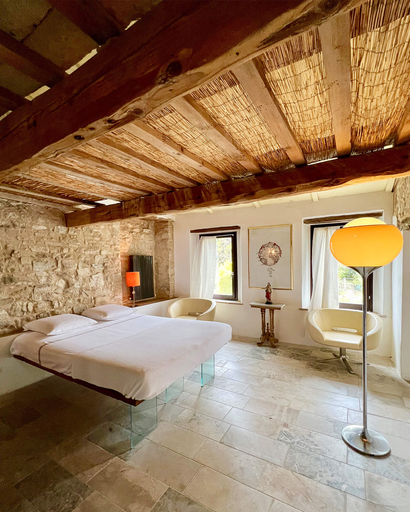 chambre avec poutres maison en pierres Villa Mundi chambre avec poutres maison en pierres Villa Mundi