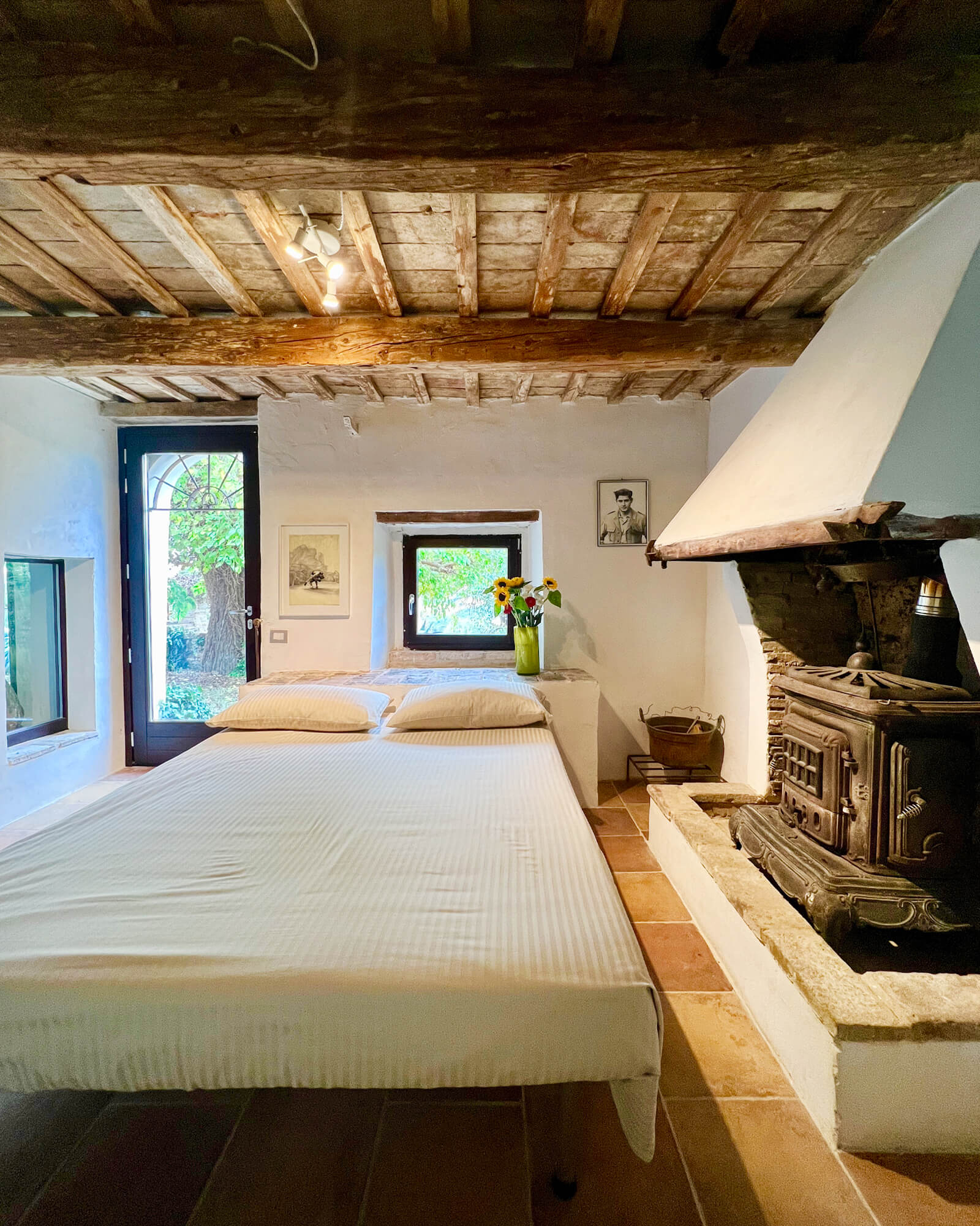 chambre avec poutres maison en pierres Villa Mundi chambre avec poutres maison en pierres Villa Mundi