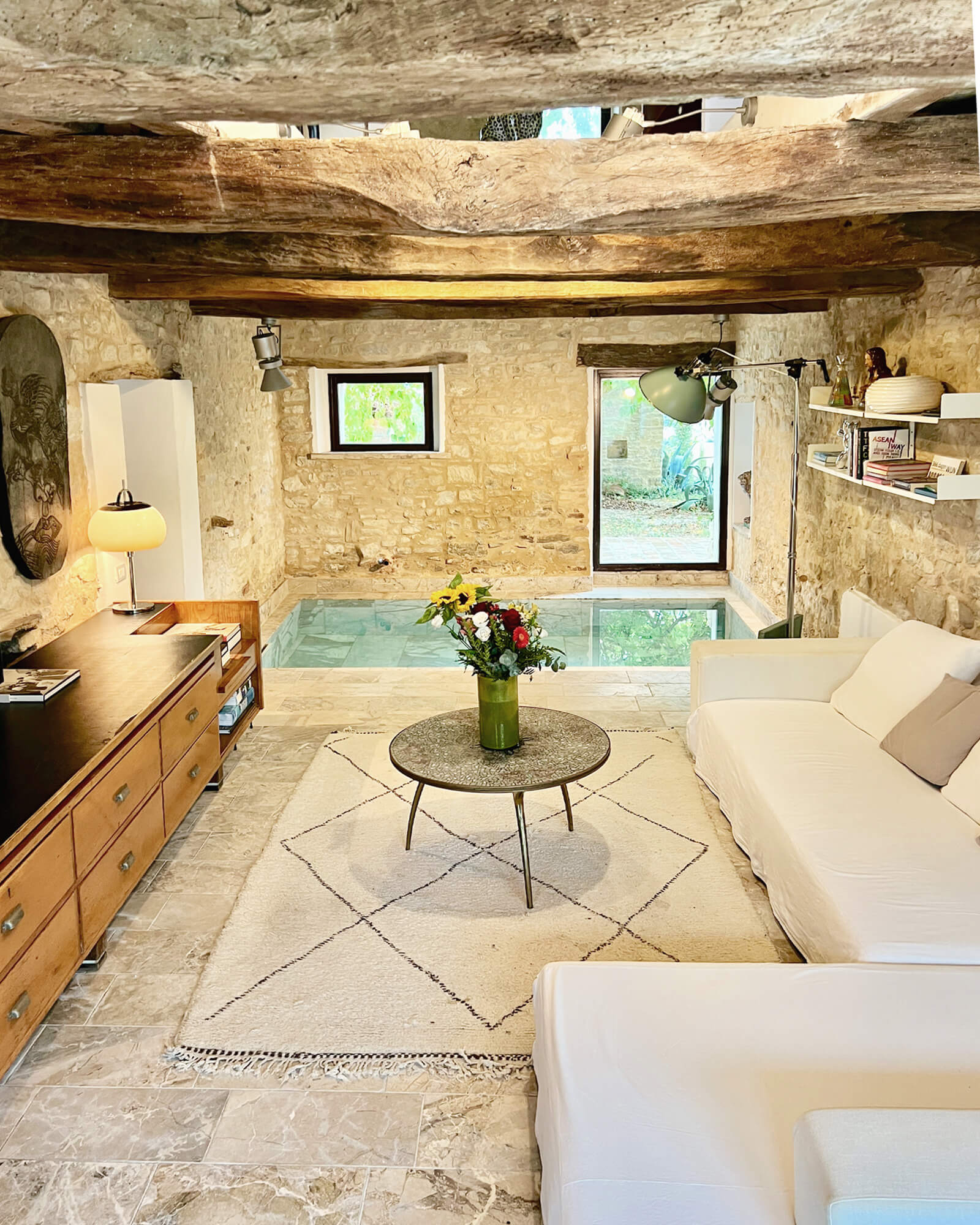 salon avec piscine maison en pierres Villa Mundi salon avec piscine maison en pierres Villa Mundi