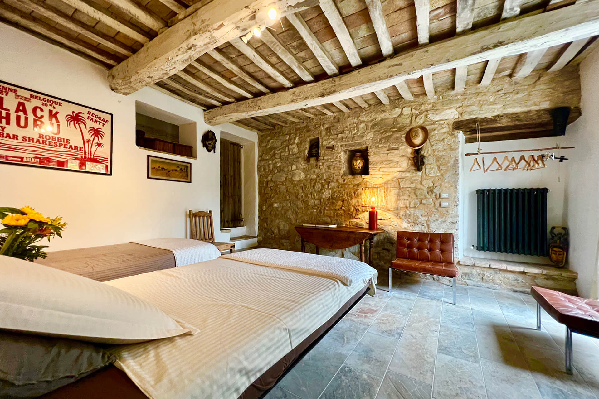 chambre avec poutres maison en pierres Villa Mundi chambre avec poutres maison en pierres Villa Mundi