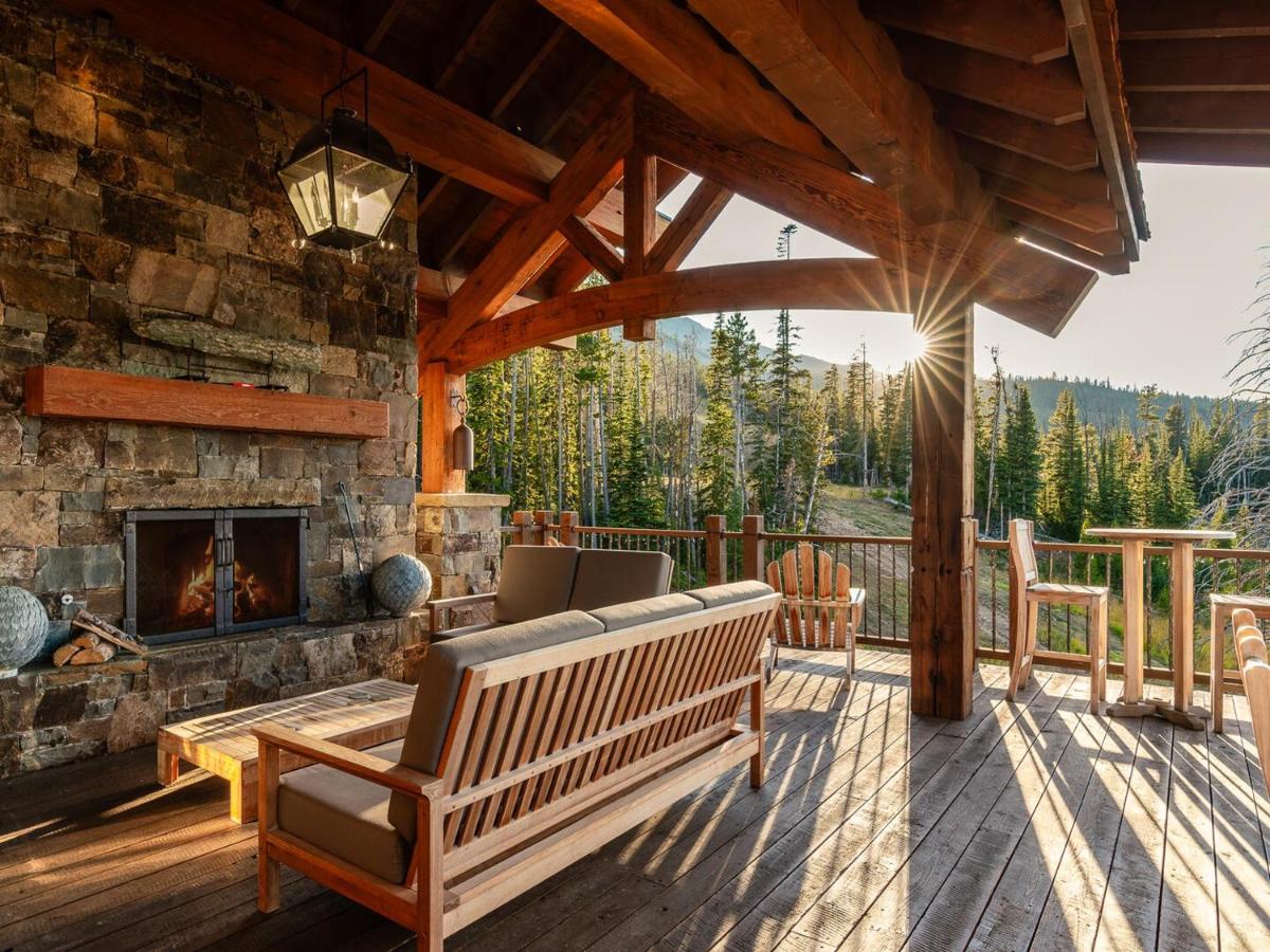 terrasse avec cheminée immense maison traditionnelle en bois à la montagne terrasse avec cheminée immense maison traditionnelle en bois à la montagne