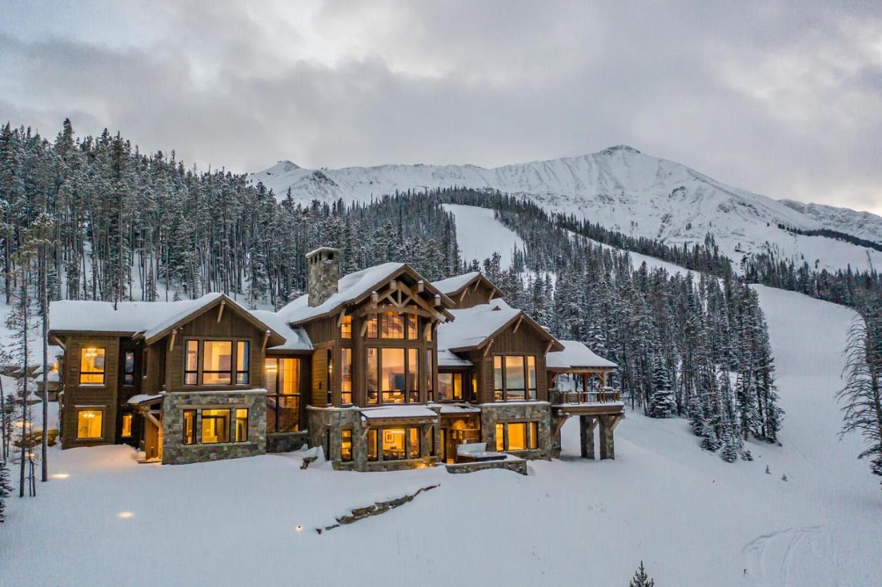 immense maison traditionnelle en bois à la montagne immense maison traditionnelle en bois à la montagne