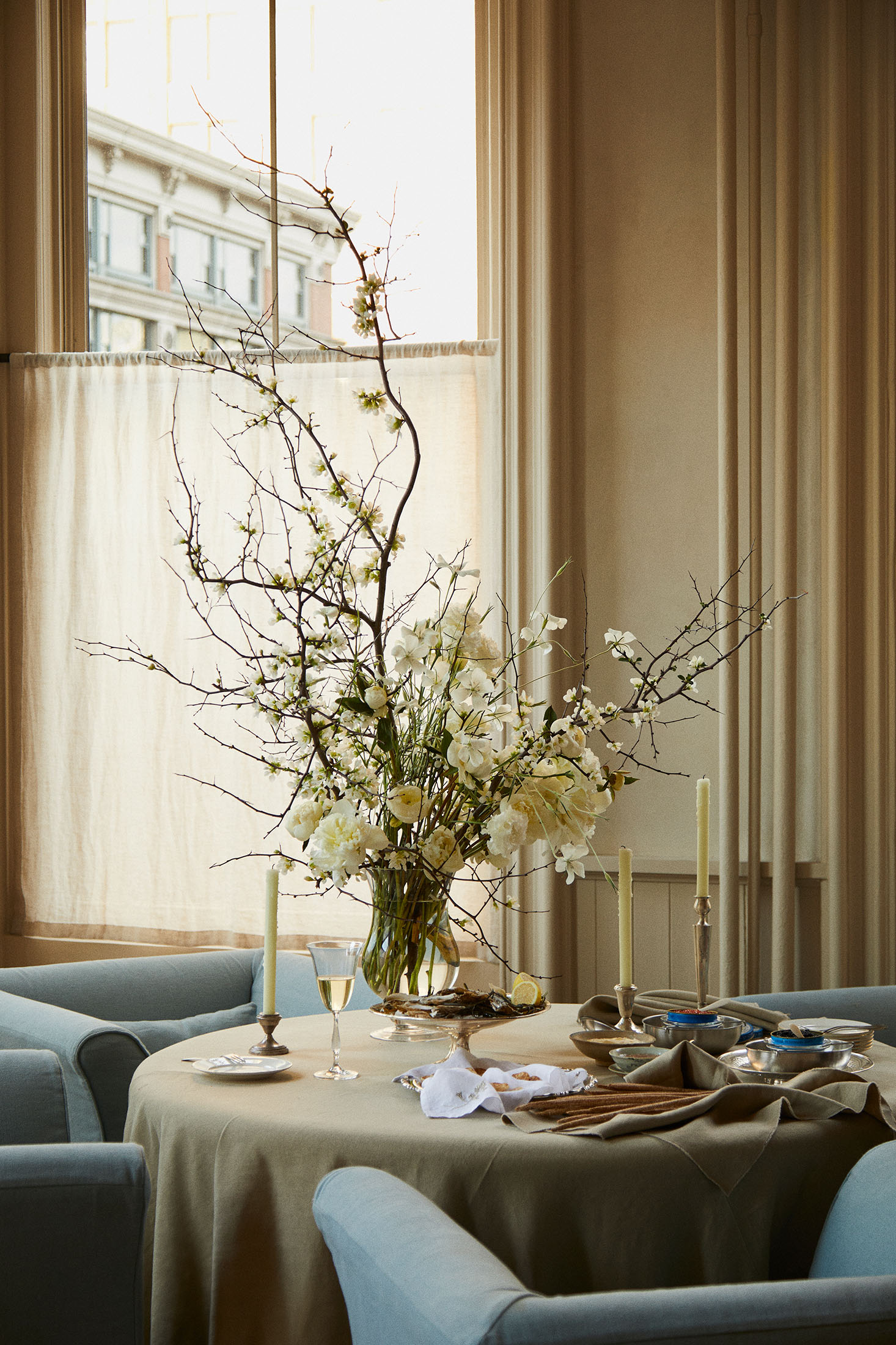 salon avec décoration de la table du Nouvel An Zara Home salon avec décoration de la table du Nouvel An Zara Home