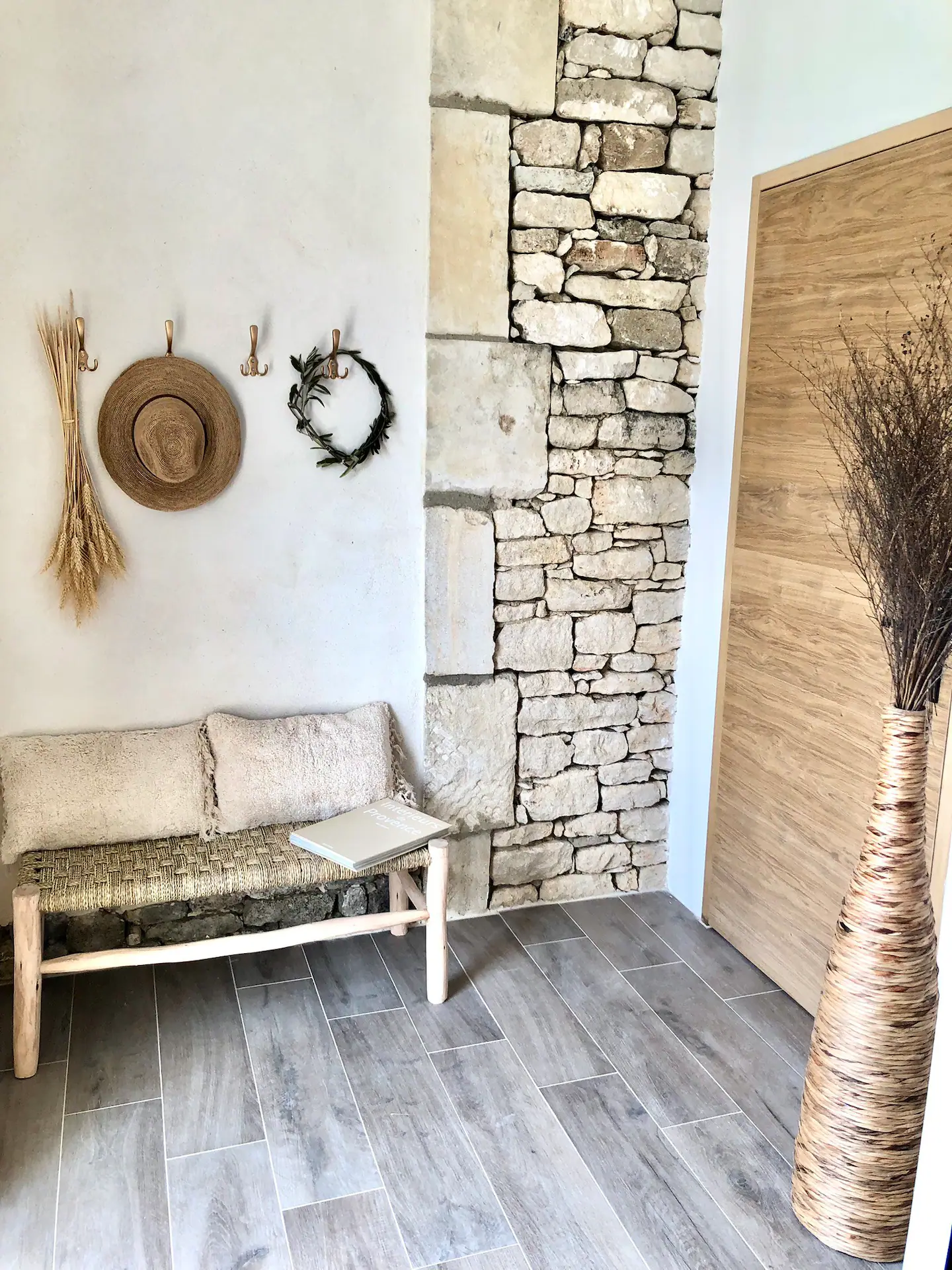 entrée petite maison en pierres sèches Provence façon mini loft entrée petite maison en pierres sèches Provence façon mini loft