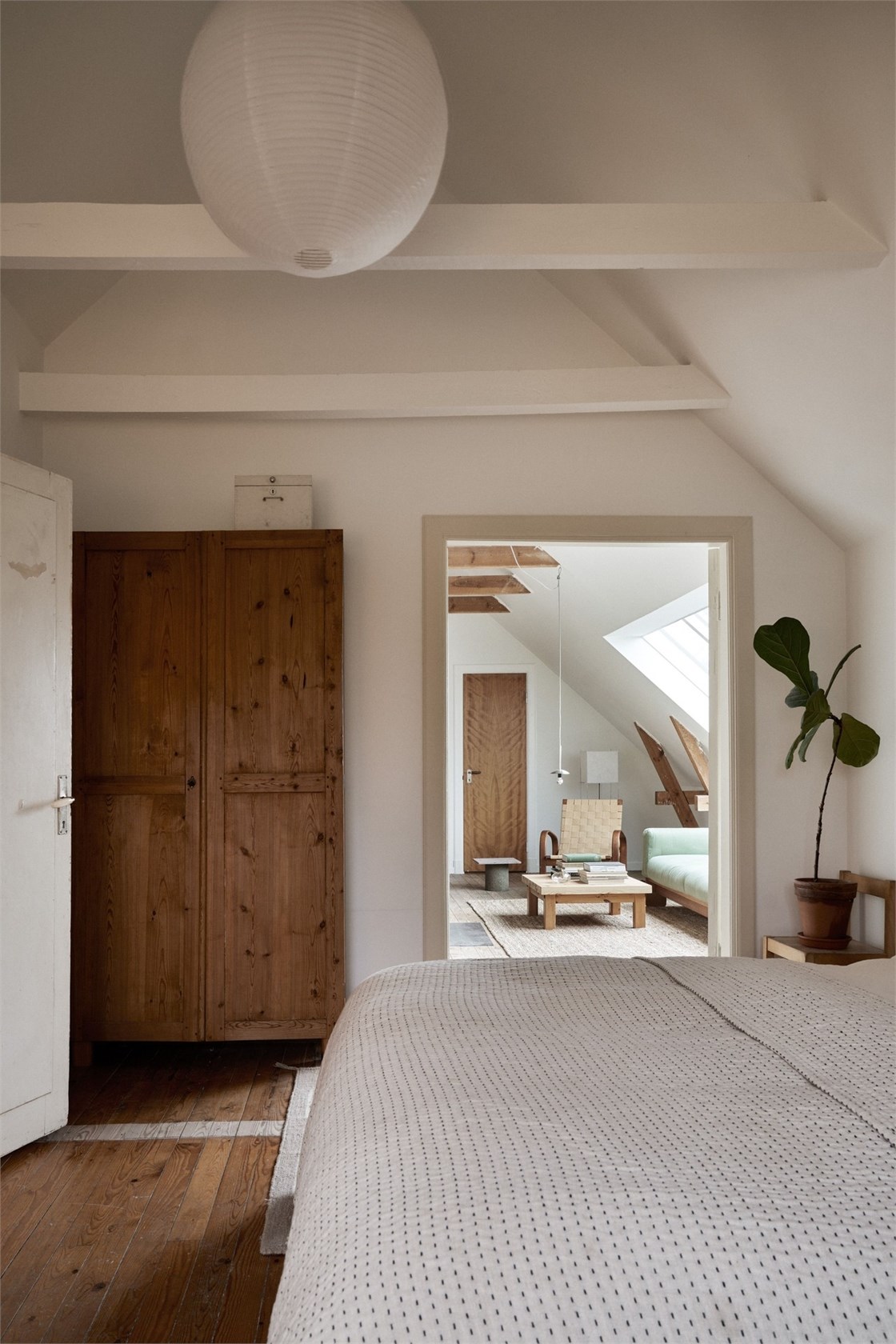 chambre mansardée avec poutres blanches maison décoration scandinave