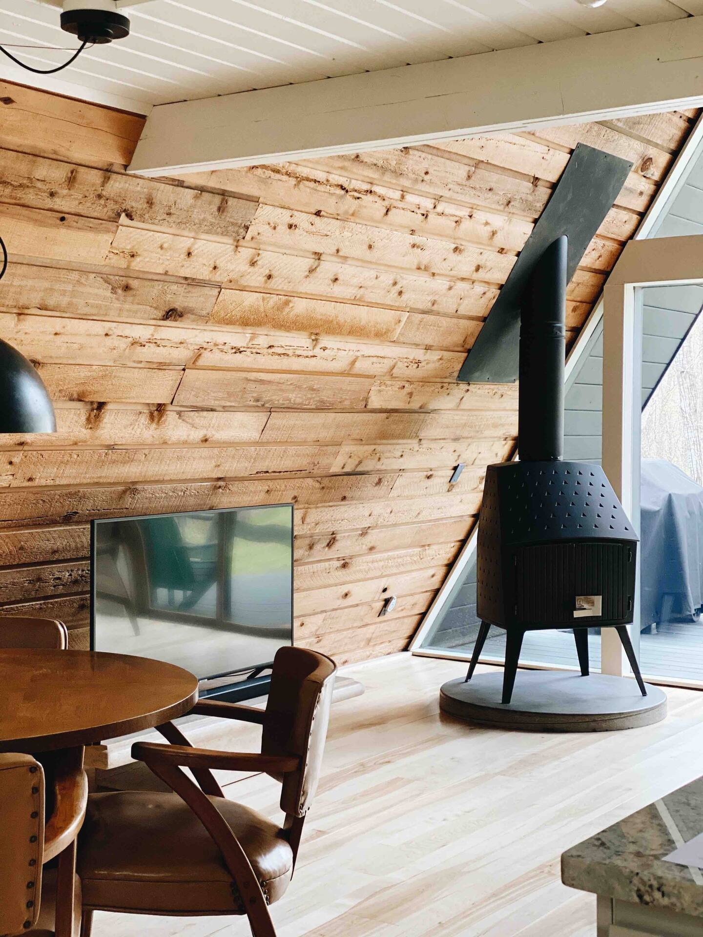 salon maison A-Frame avec poêle salon maison A-Frame avec poêle