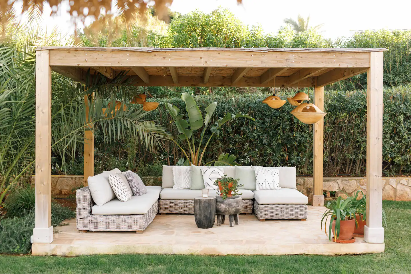 terrasse avec pergola bois décoration contemporaine maison avec piscine Javea The Adelante House