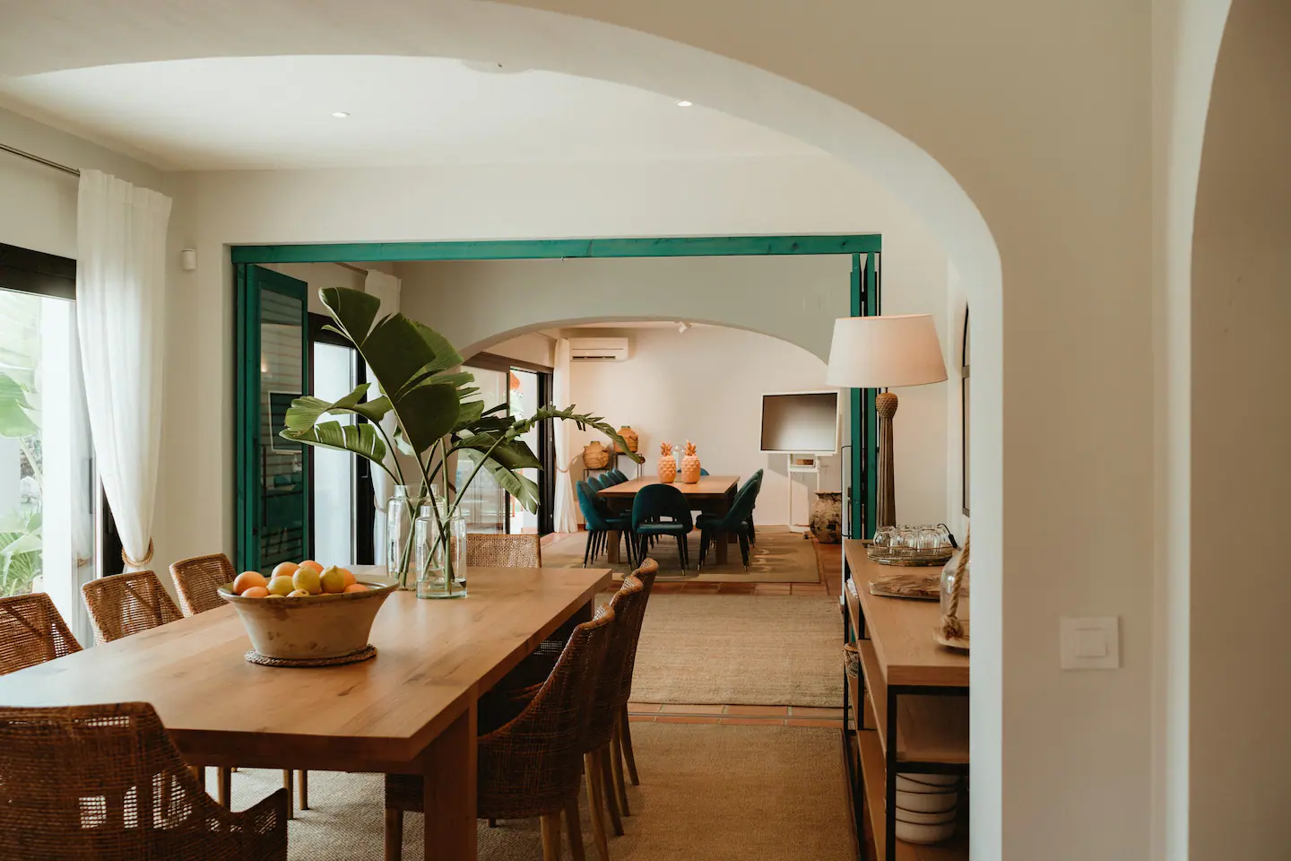 salle à manger décoration contemporaine maison avec piscine Javea The Adelante House